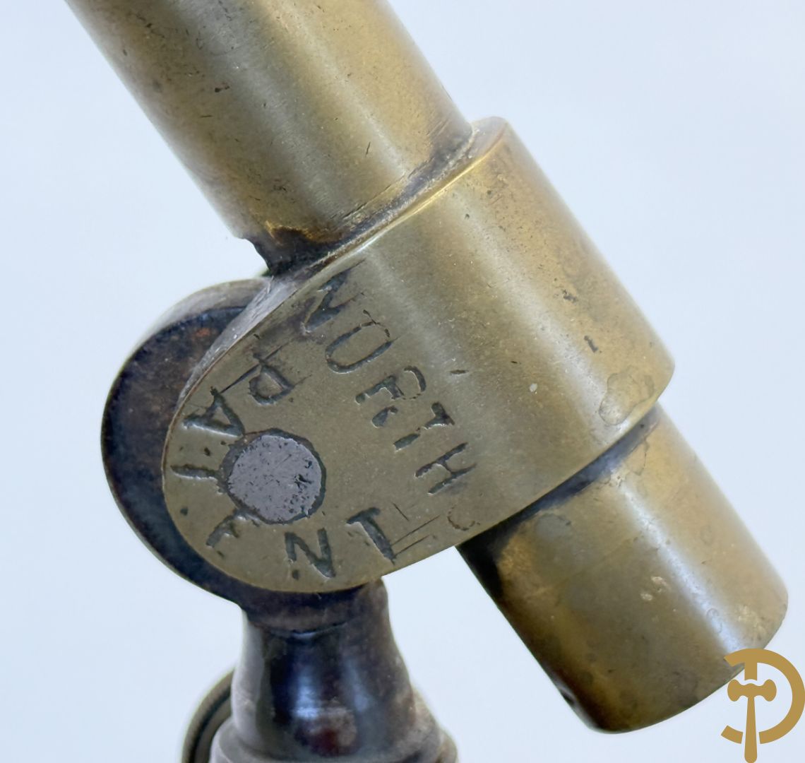 Leesstandaard met verstelbare boekhouder en zijdelings omhoog verplaatsbaar bijzettafeltje voor thee op gietijzeren draaibare voet, rond 1900 gemerkt J . CARTER - North