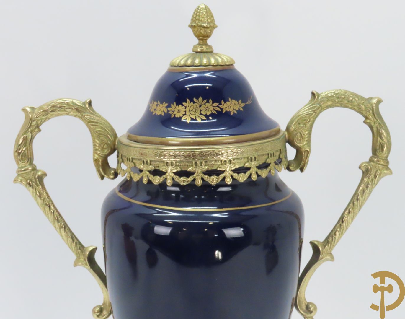 Twee porseleinen Stijl Sèvres cassolettes + dekselpotiche met bloemendecor + vijfarmige kandelaar Sèvres stijl, ACF