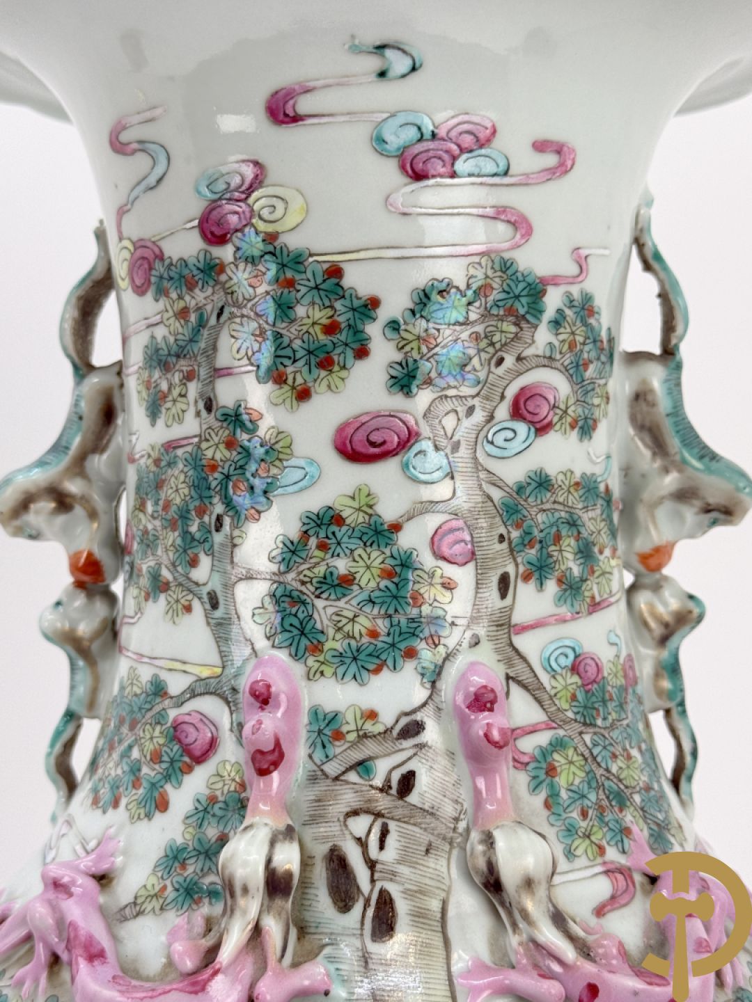 Chinese porseleinen vaas met dubbel decor van dieren, personages, dames en kinderen