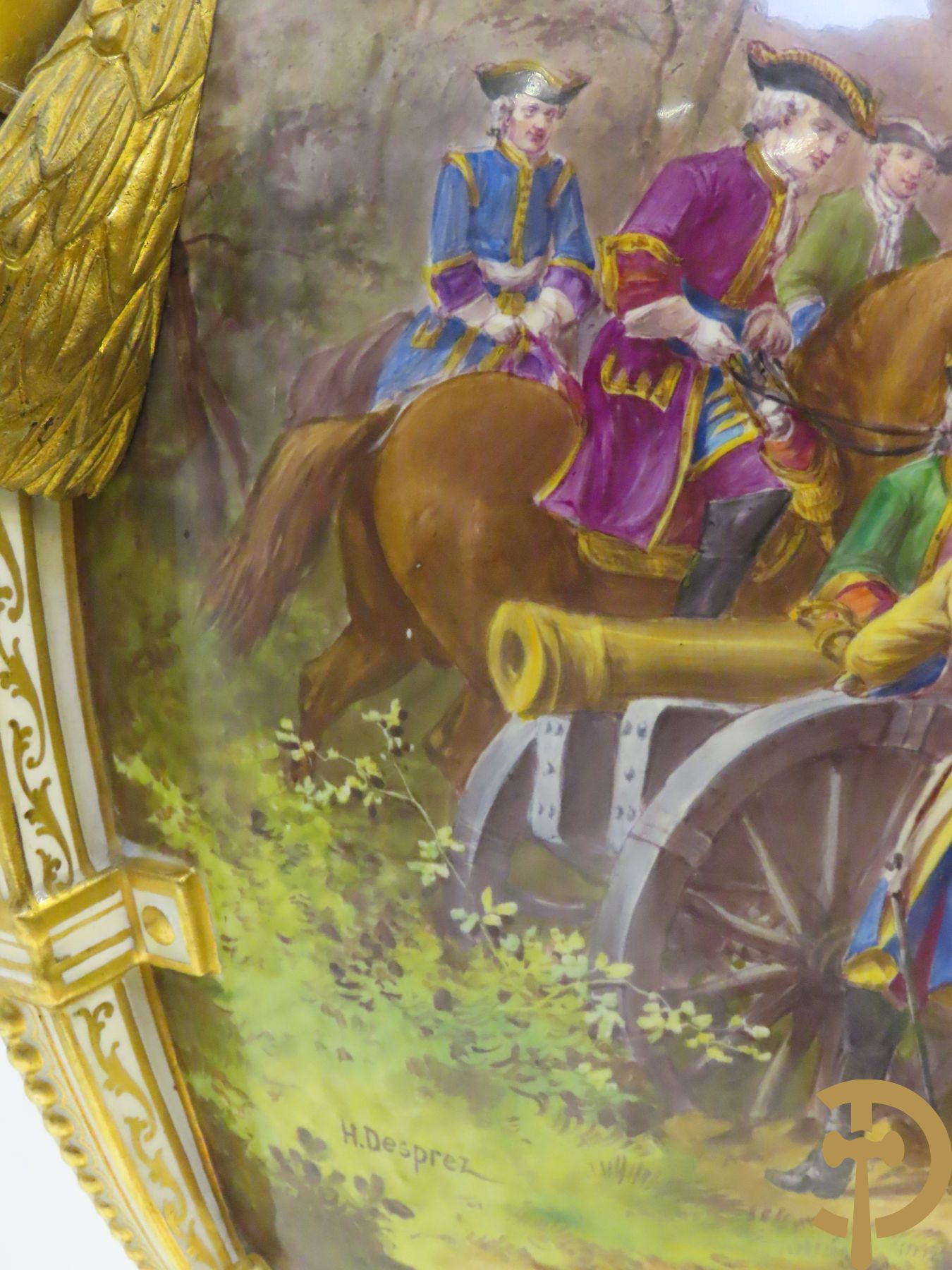 Grote porseleinen Sèvres vaas met dubbel decor van cavalerie, slagveldtaferelen en zicht op kasteel, DESPREZ H. getekend in het decor - bovenaan met verguld decor en zijdelings met bronzen oren en accanthusranken - deksel met Sèvres merkteken - op vierkante bronzen sokkel met klauwepoten
