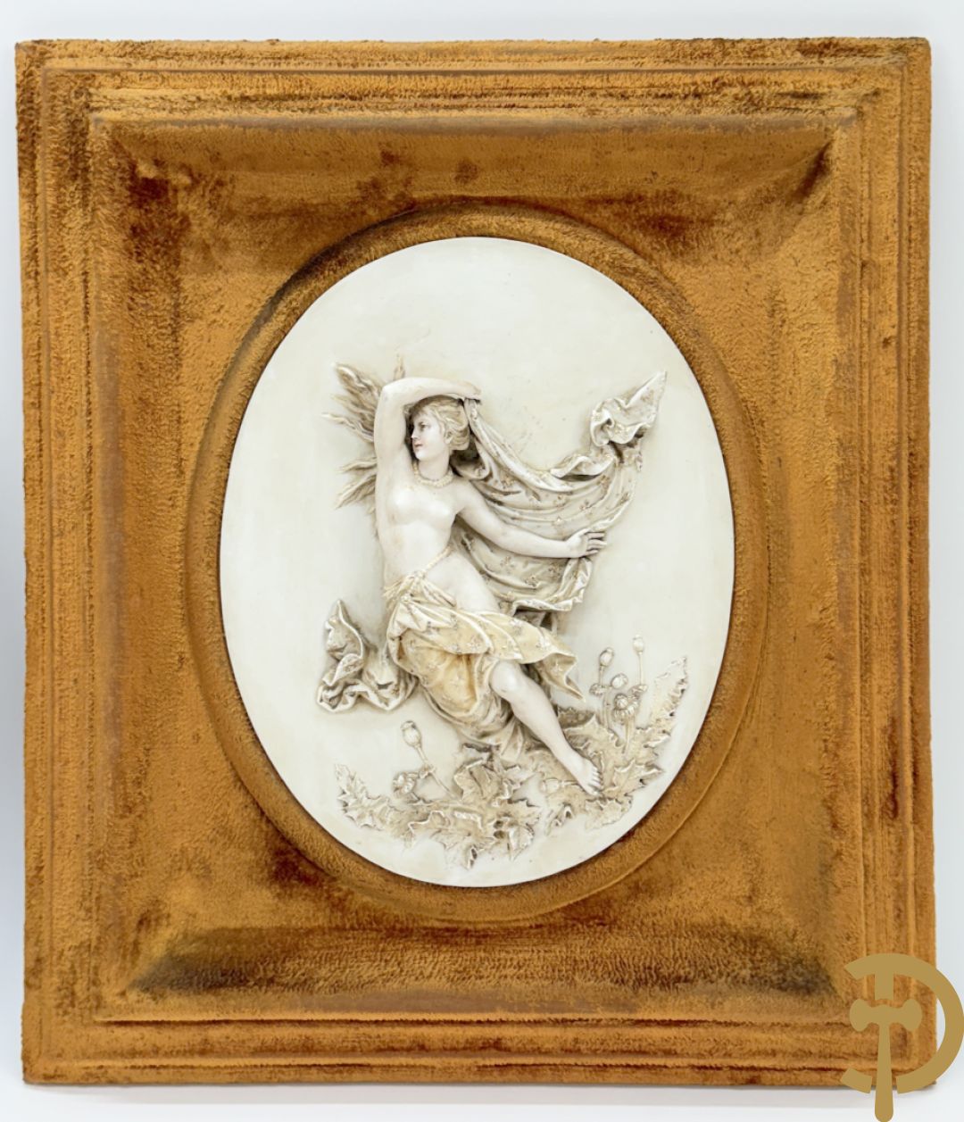 Paar ovale porseleinen plakkettes met elegante dame in bloemenveld