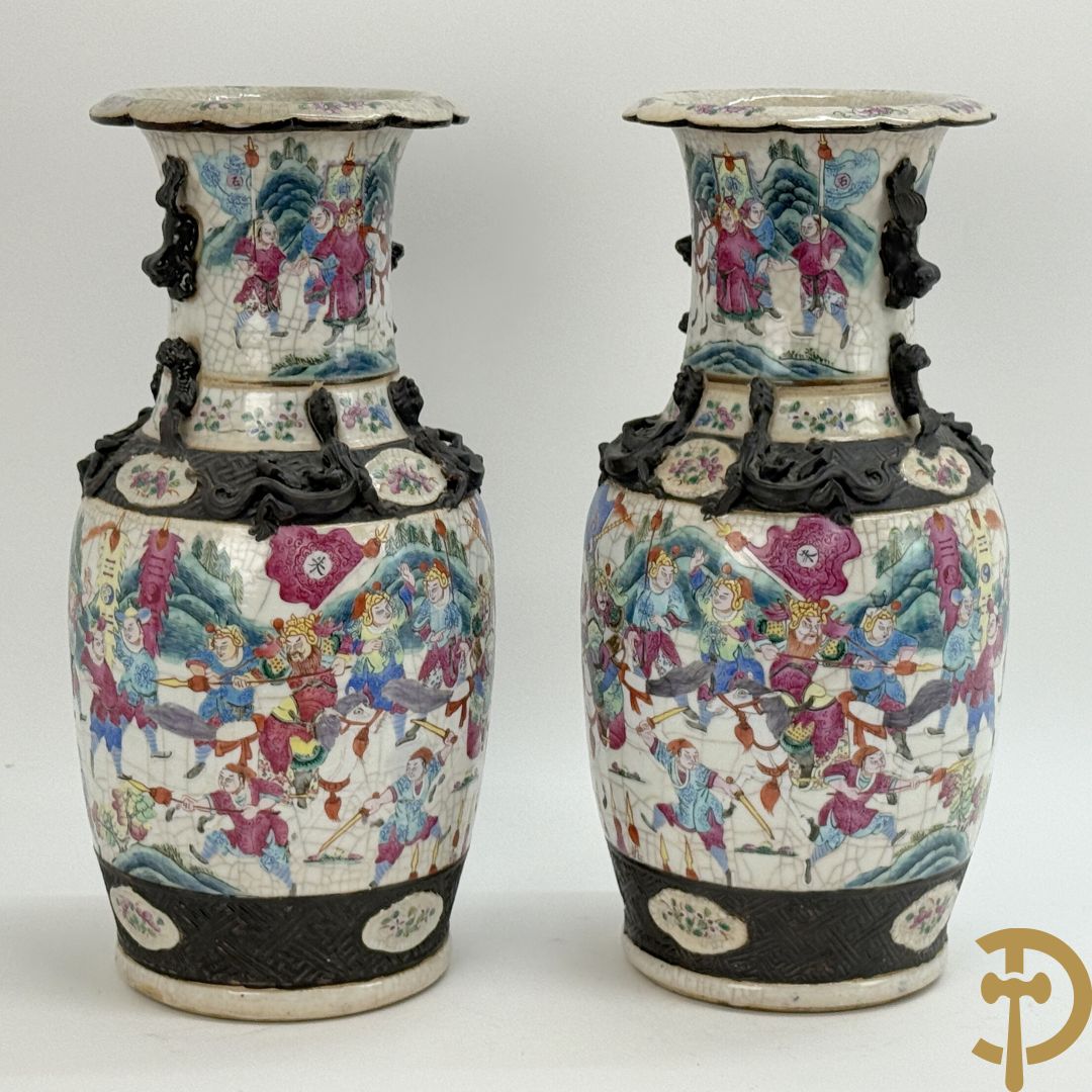 Paar Nankin vazen met dansende figuren en krijgertaferelen op houten sokkels