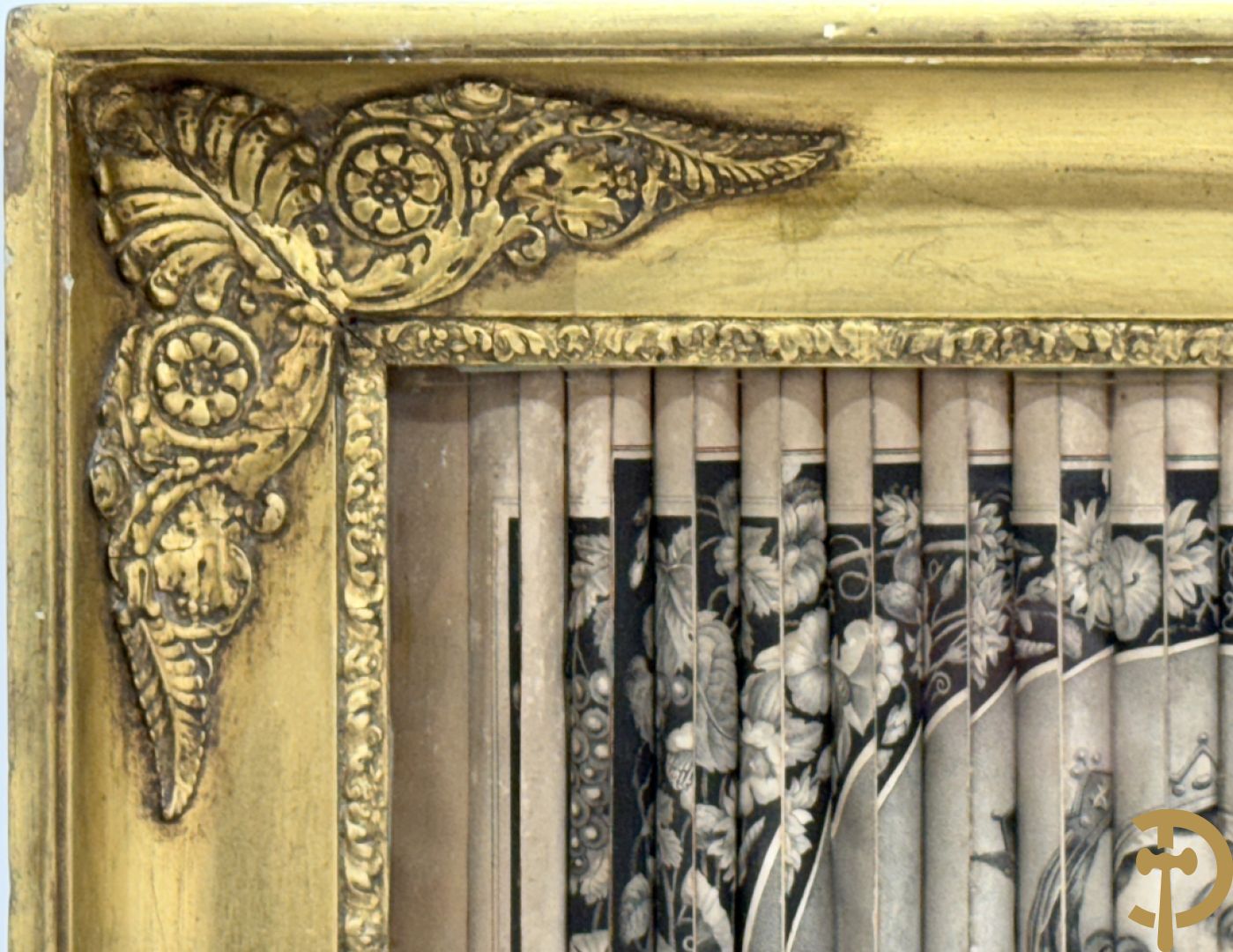 Vergulde Charles X kader met religieuse gravure in prisma gesneden met links en rechts ander zicht