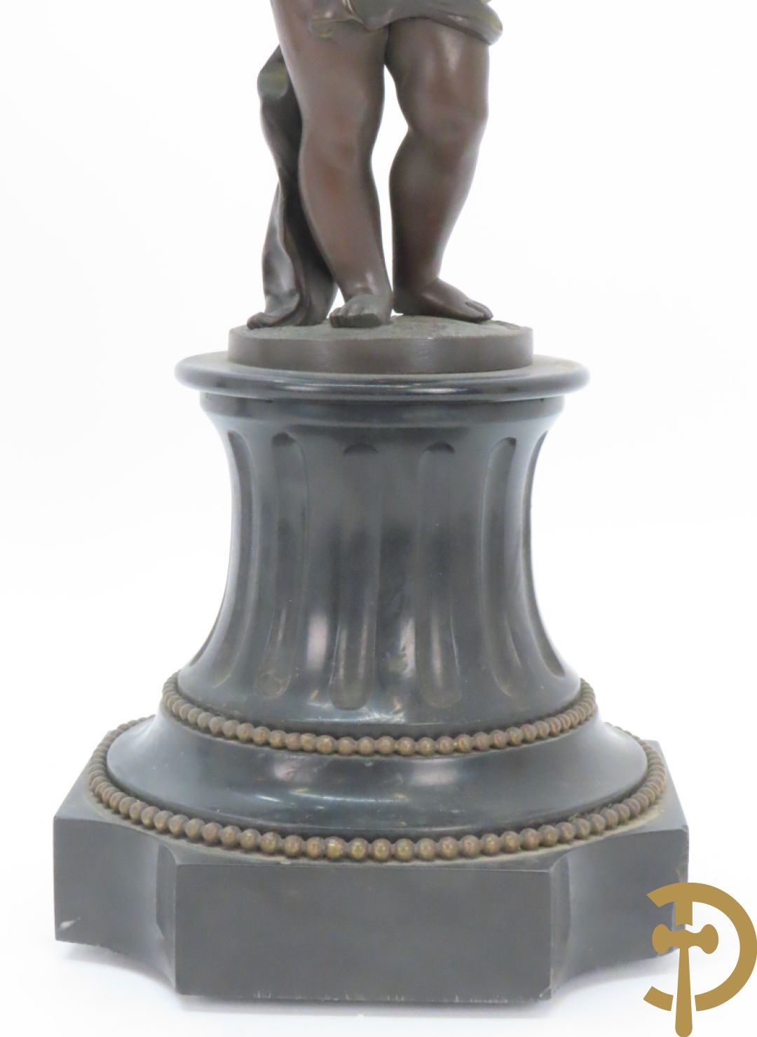 CLODION getekend - Paar elegante bronzen dames met tambour en fruit, geflankeerde door jonge faune, op marmeren klokstel - opgebouwd als garnituur met 2 kandelaars met bronzen kindjes dragende een toorts met bloemen en kaarsen