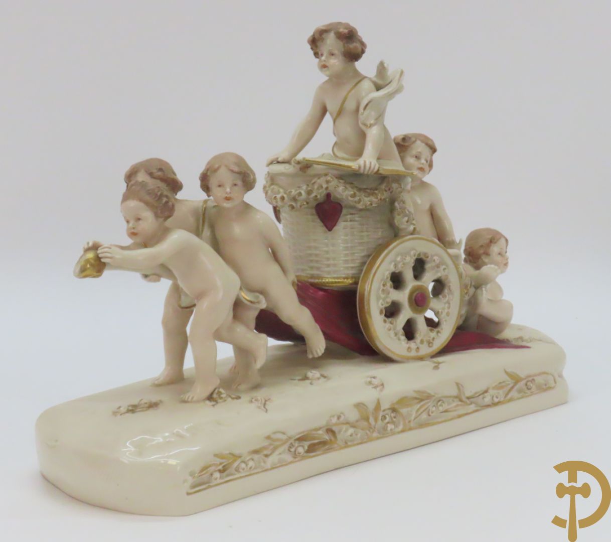 Koets in Royal Dux getrokken door cupido