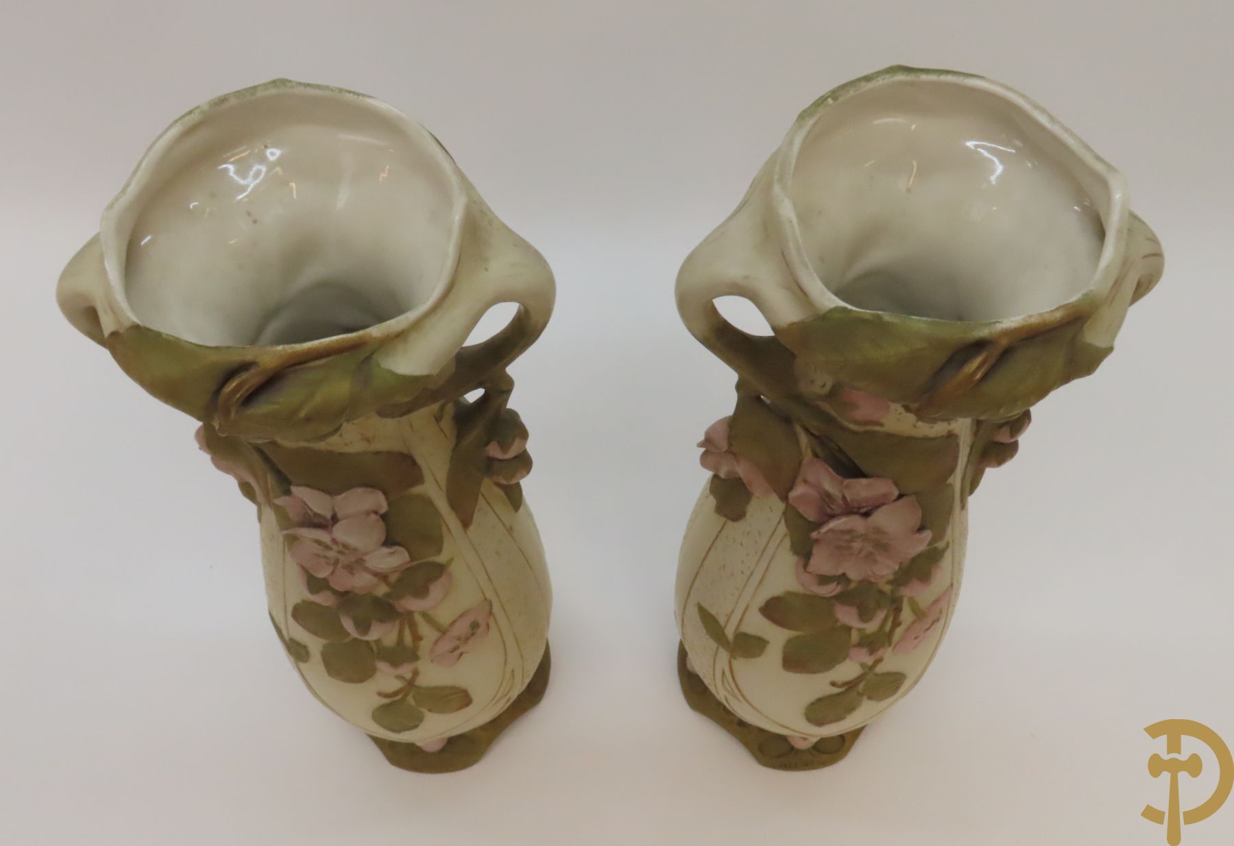 Paar Royal Dux vazen, Art Nouveau stijl, met bloemen bezet, Nummer 5505