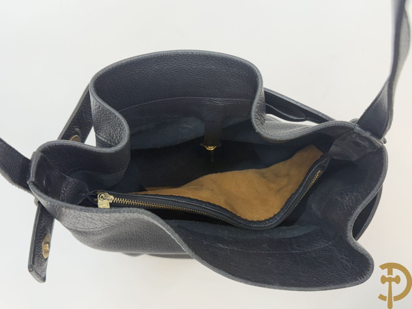 Blauw gekorreld lederen schoudertas model Le Calicot en openklapbare geldbeugel, Delvaux,