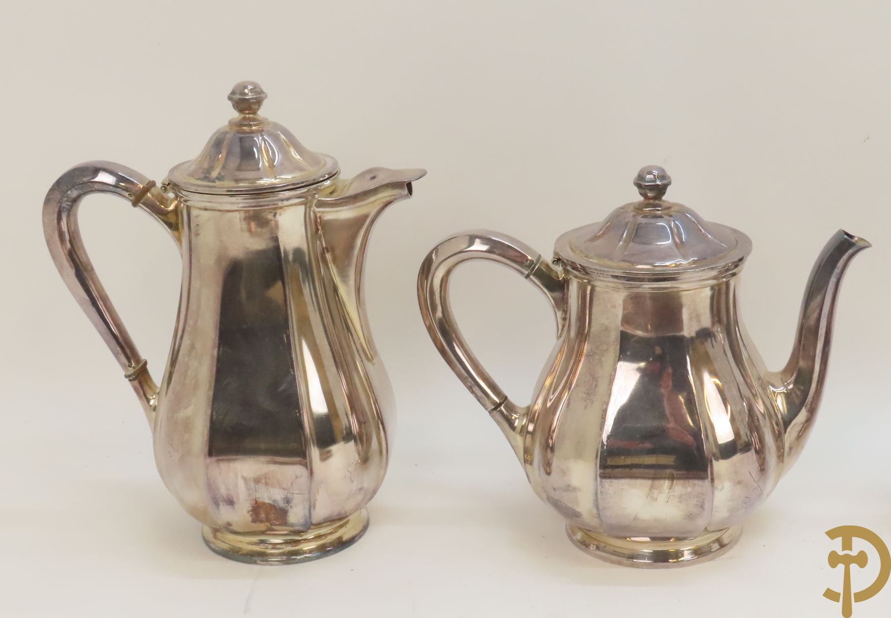 Drie verzilverde koffiestellen op plateau w.o. Wiskemann