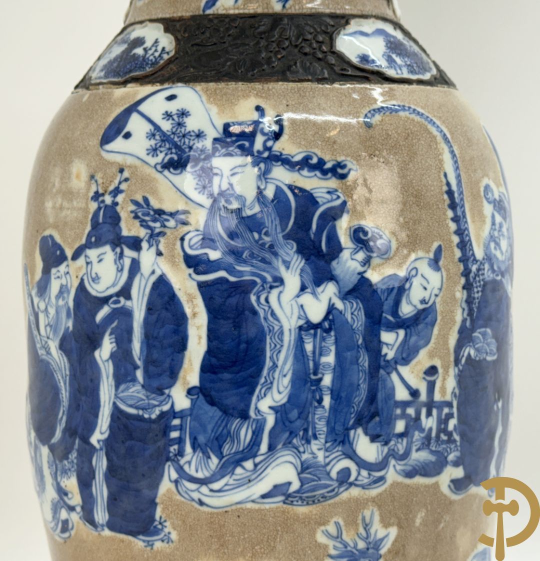 Antieke Chinese Nankin vaas met decor van wijsgeren, onderaan bezet met hert en bovenaan met pioenrozen