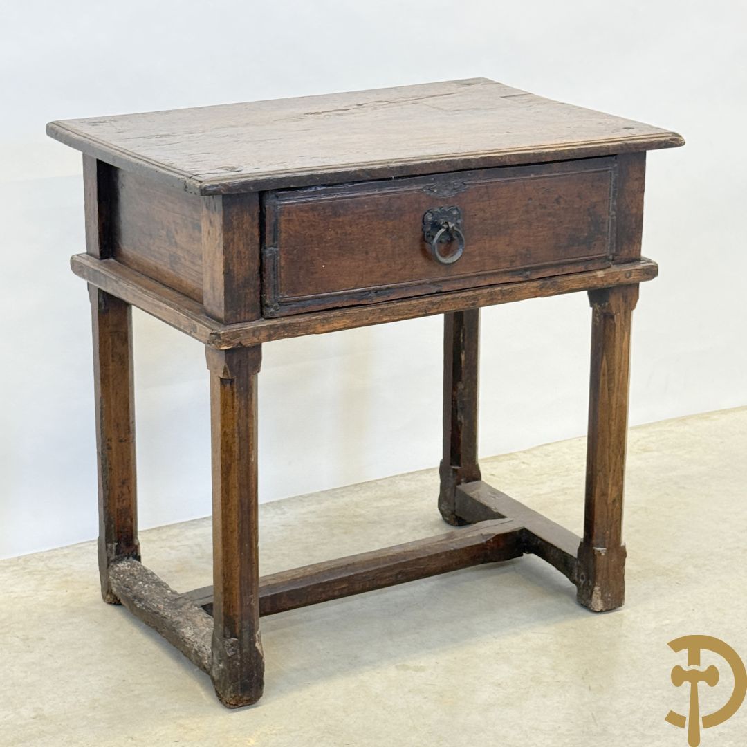 Massief eiken landelijke bijzettafel met lade en smeedijzeren trekker op verjongende poten