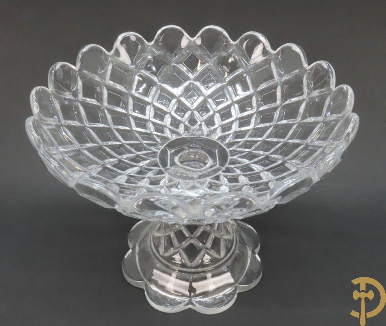 Paar geperste glazen Baccarat fruitcoupes