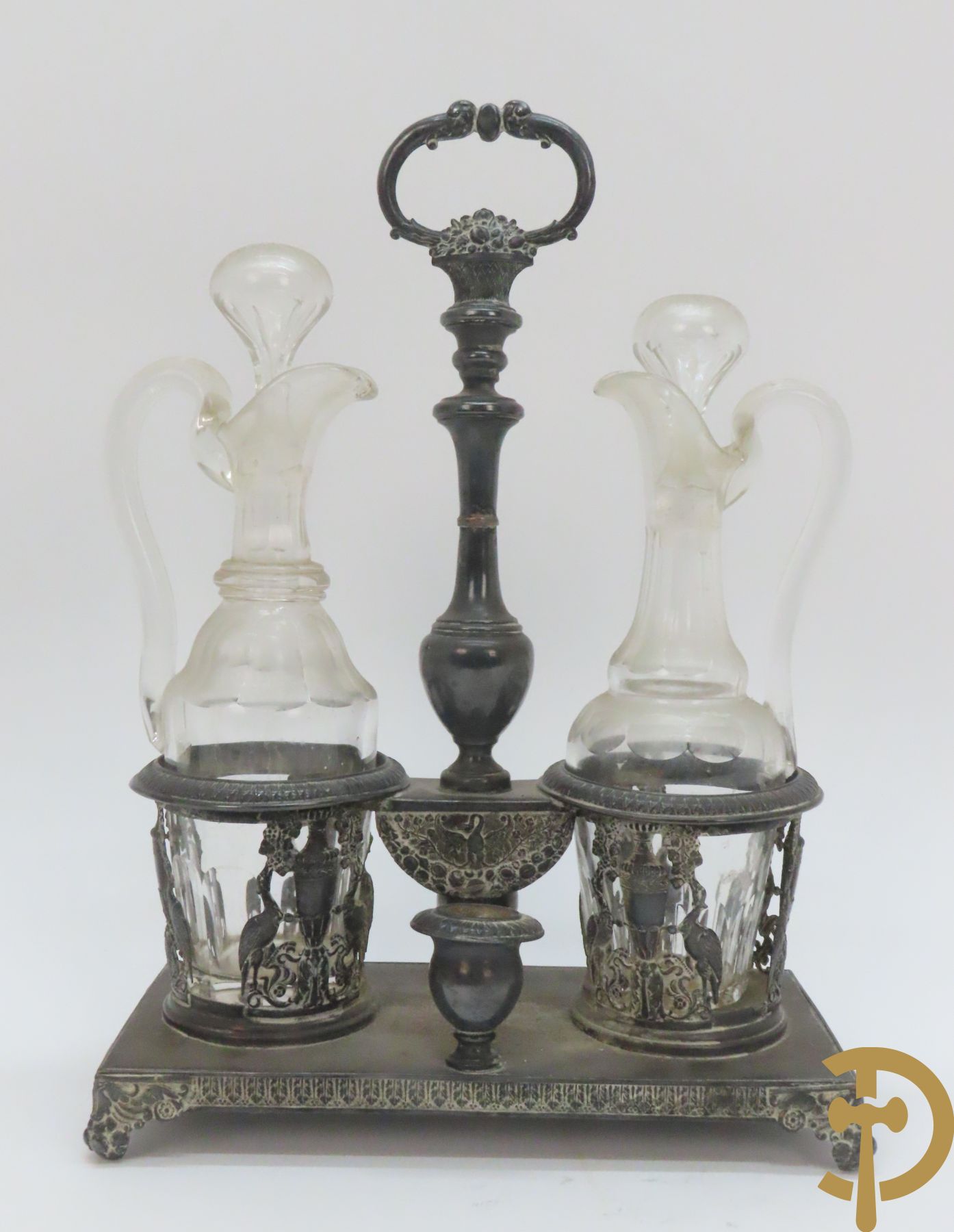 Twee decanteurs + olie- en azijnstel + 2 schenkkannen + twee-orig dekselpotje