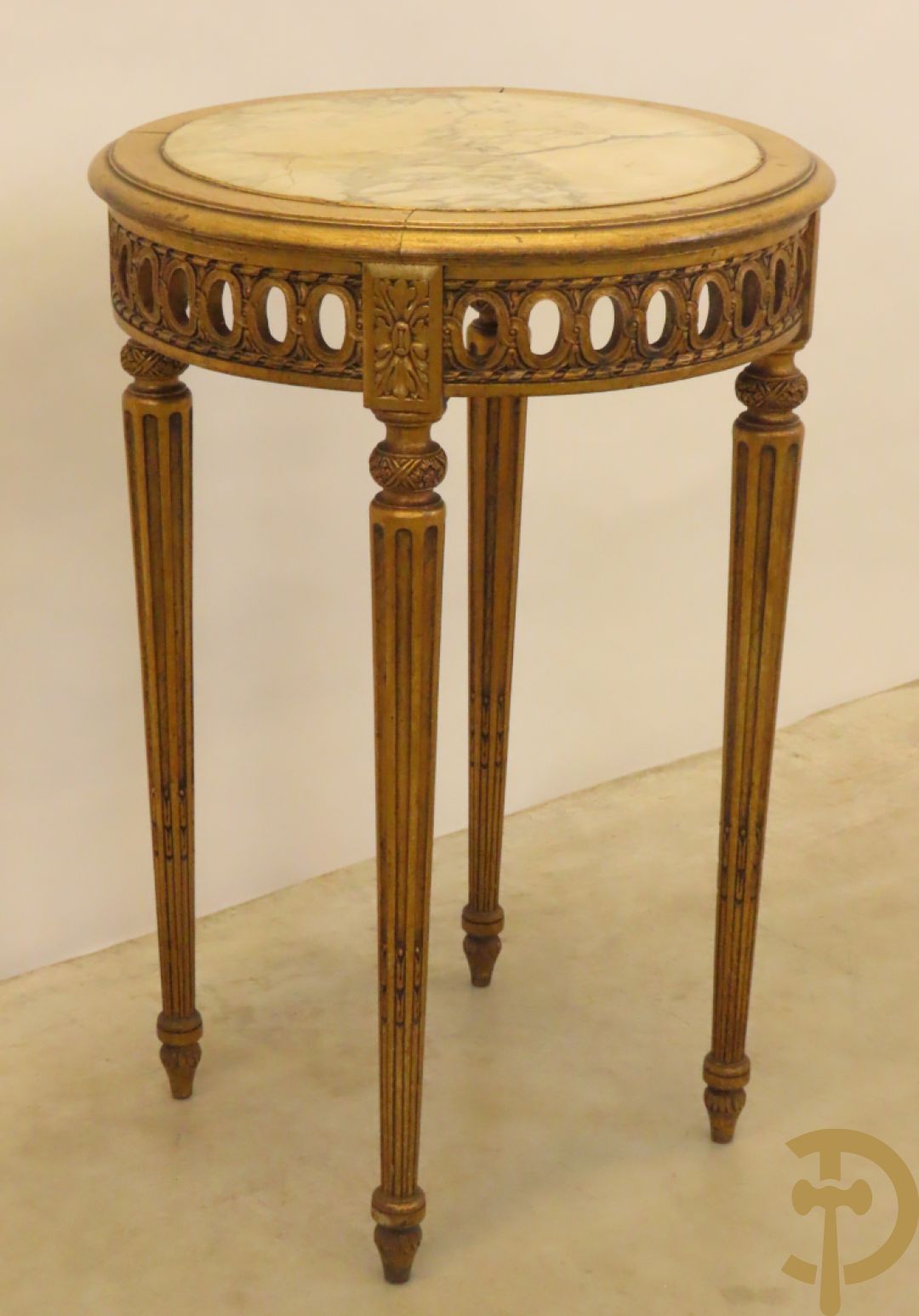 Vergulde bijzettafel met marmeren blad op 4 gecanneleerde poten