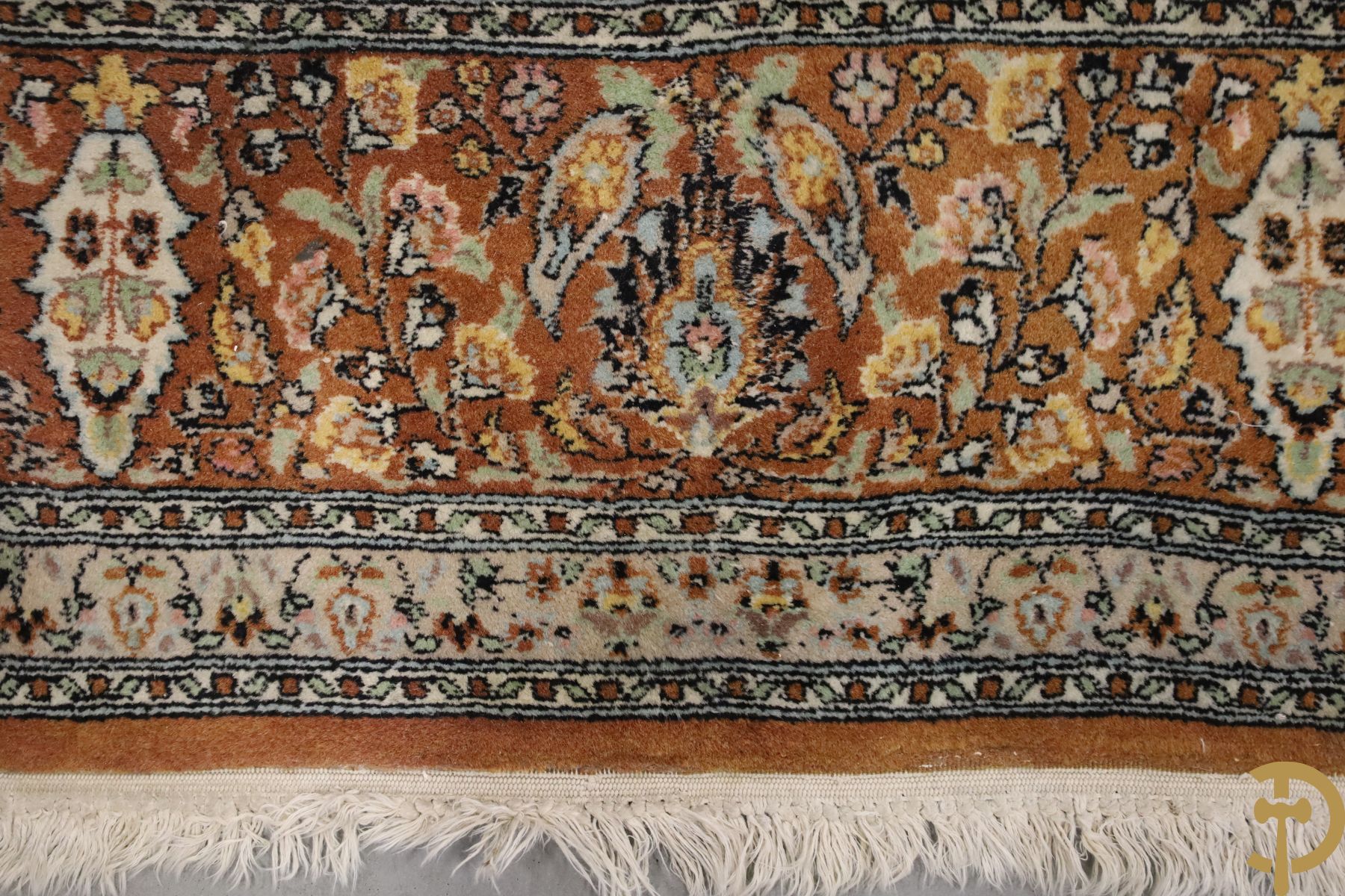 Oosters handgeknoopt tapijt met centraal decor