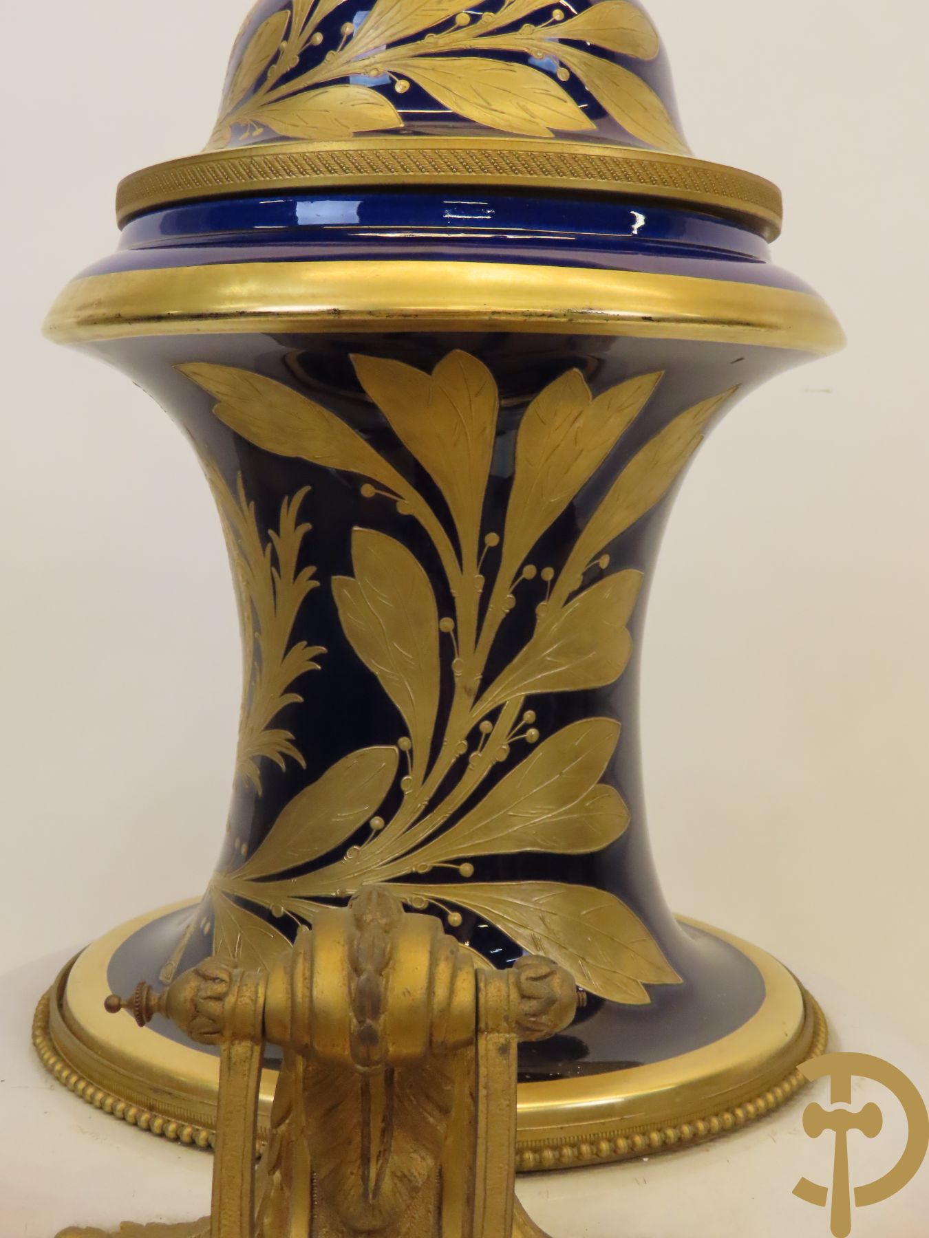 Grote porseleinen Sèvres vaas met dubbel decor van cavalerie, slagveldtaferelen en zicht op kasteel, DESPREZ H. getekend in het decor - bovenaan met verguld decor en zijdelings met bronzen oren en accanthusranken - deksel met Sèvres merkteken - op vierkante bronzen sokkel met klauwepoten