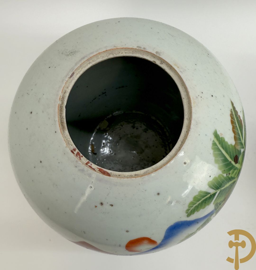 Twee Chinese porseleinen dekselpotiches met dieren- en bloemendecor