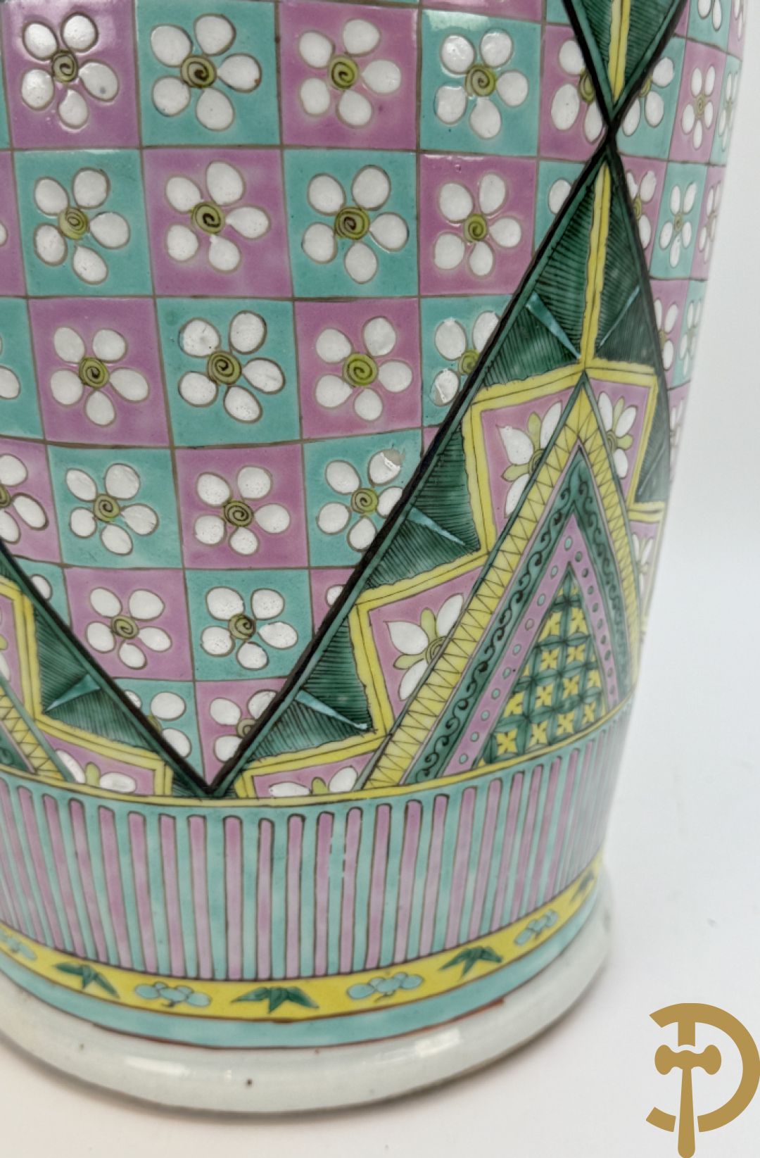 Chinese porseleinen vaas met ruitvormen en geometrische patronen, bovenaan met fo honden bezet