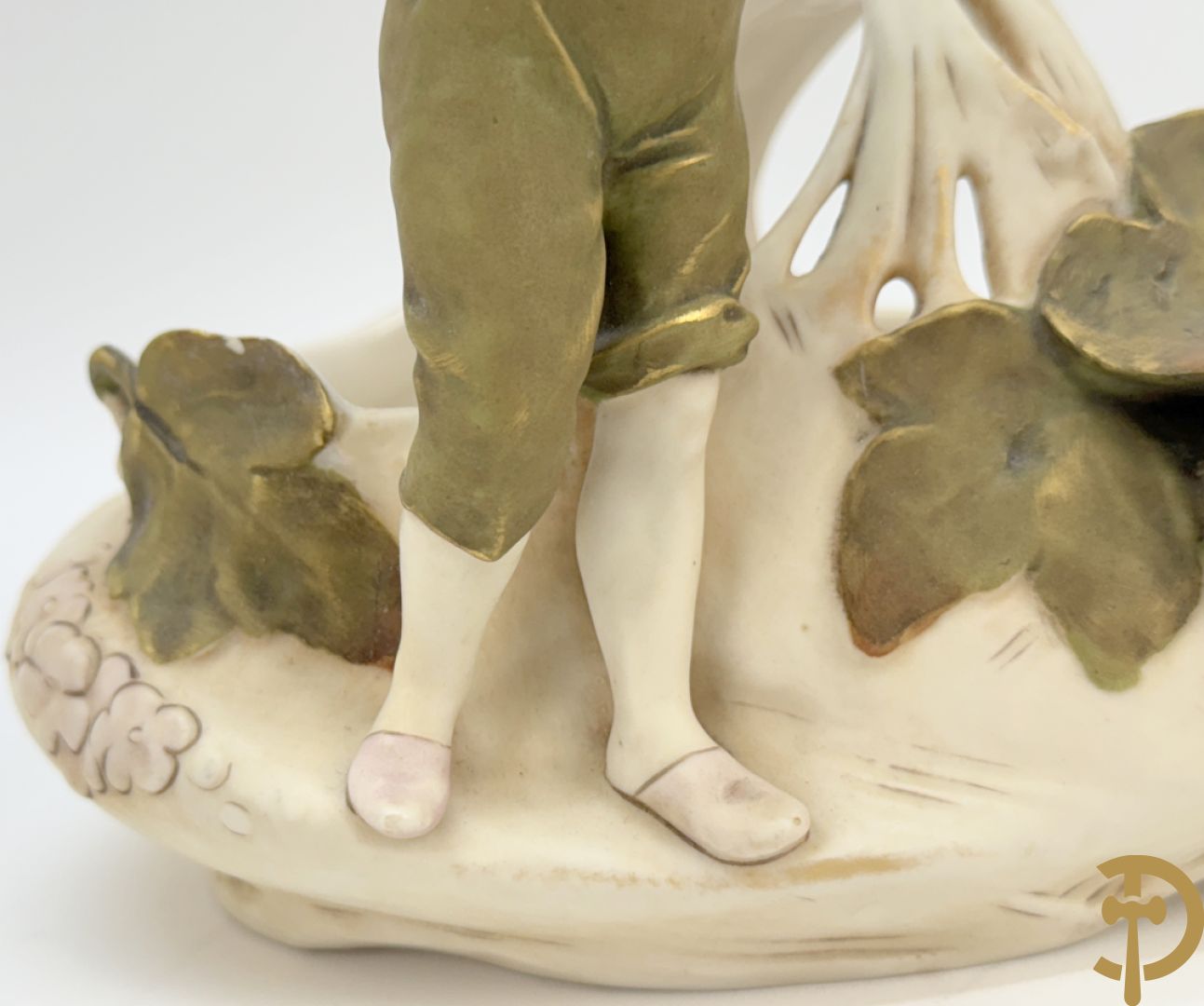 Royal Dux coupe met jongeman en fruitdecor, nummer 1248