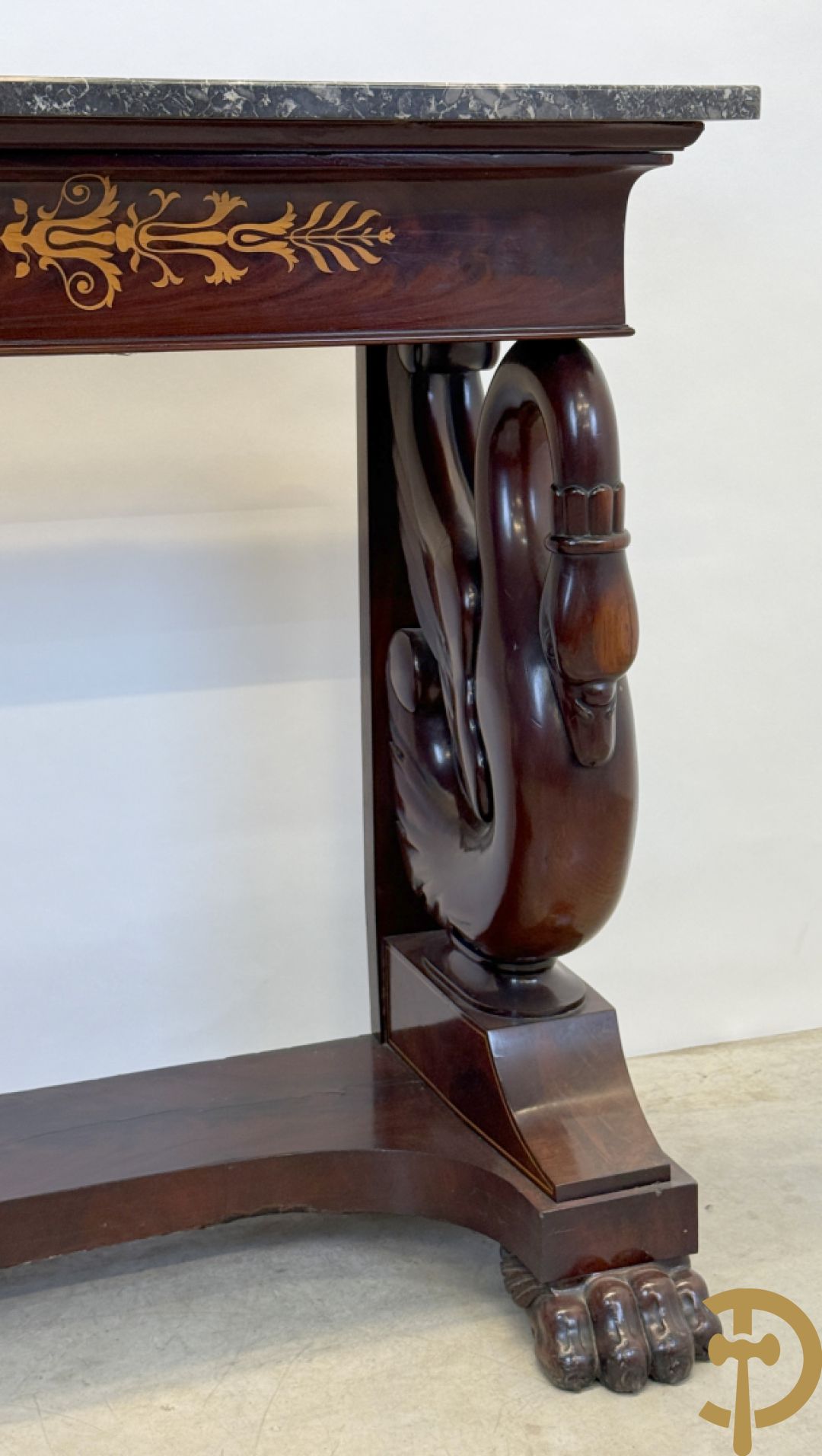 Mahoniehouten console met lade, voluutvormige zwanehalzen en marmeren blad