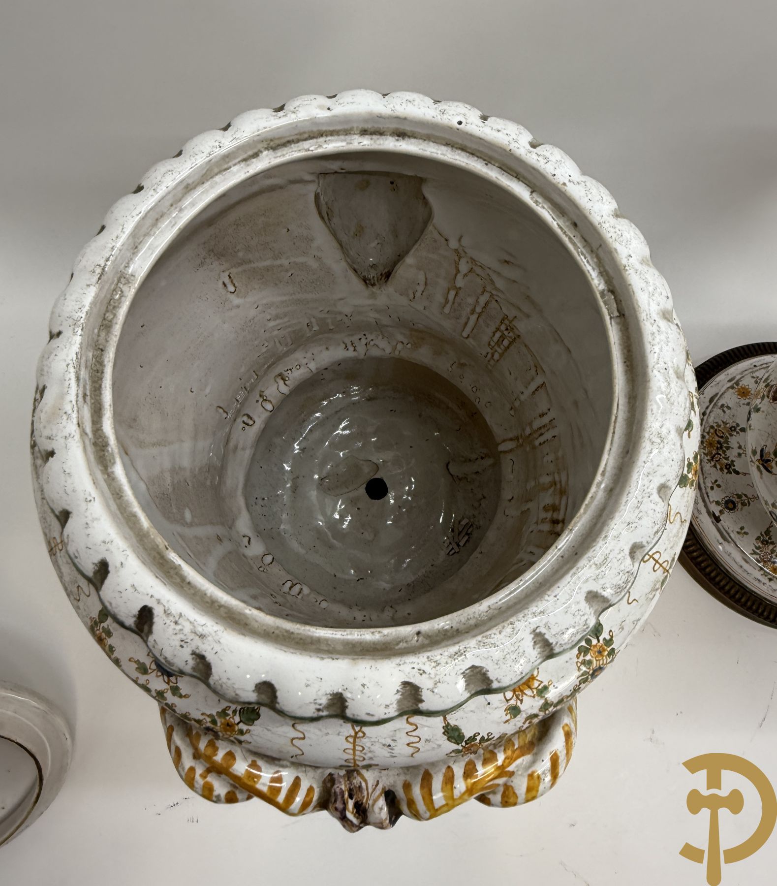 Paar Italiaanse meerkleurige dekselpotiches met geanimeerd decor en gehoornde kopen