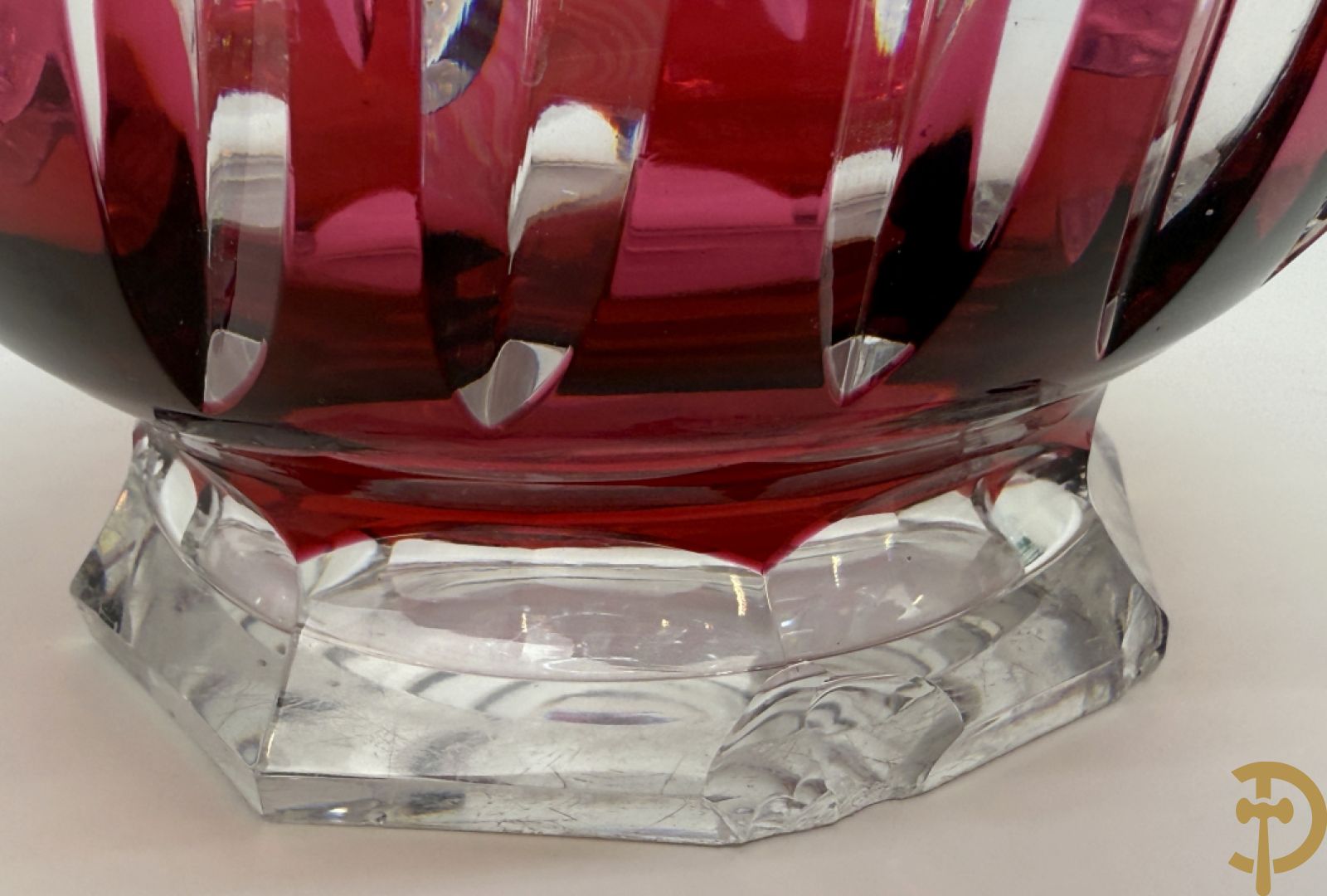 Gekleurde bolvormige kristallen handgeslepen Val-Saint-Lambert vaas, gemerkt 1197 + groene krsitallen Val-Saint-Lambert vaas + rode geslepen Val-Saint-Lambert vaas