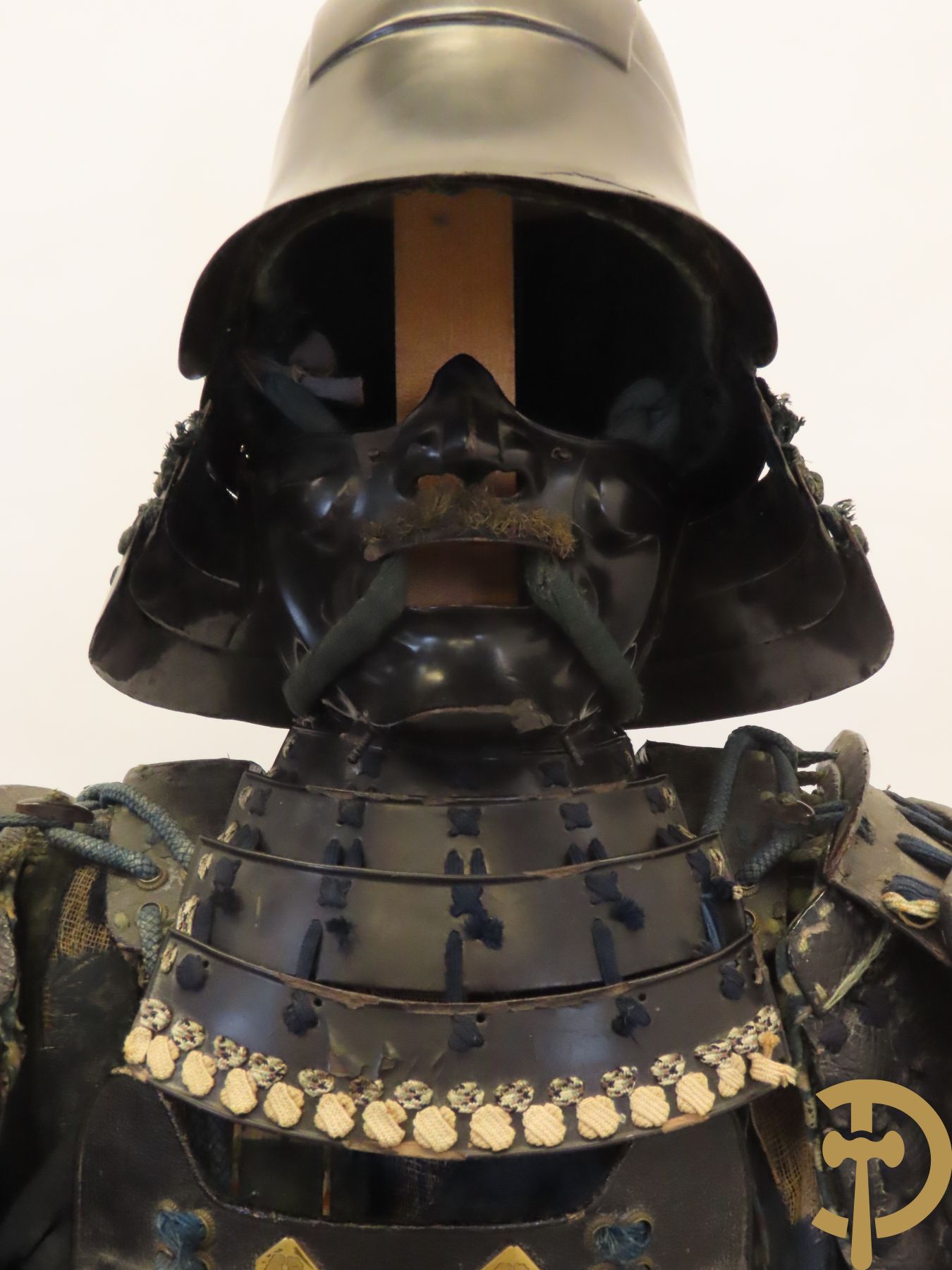 Antieke Aziatische samurai uitrusting op sokkel bestaande uit Nerikawa van leder (verschillende leeftijden)