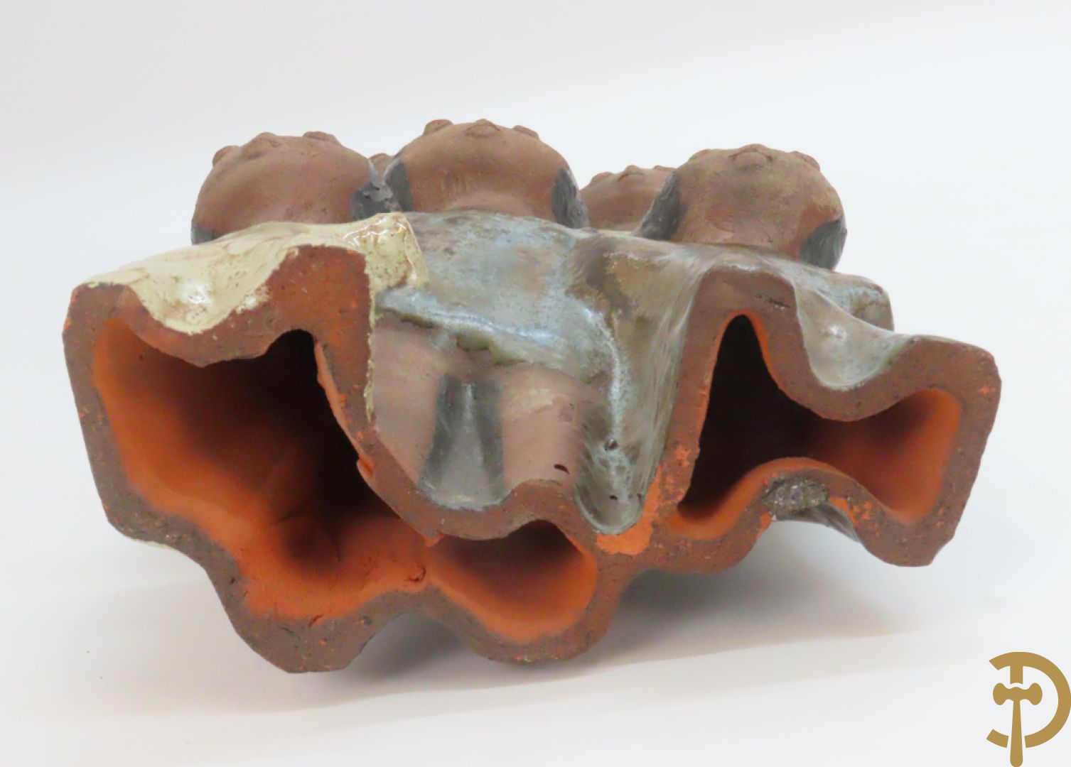 Zes vintage keramiek sculpturen w.o. zeemeermin van Amphora, keramieken vis, plakkette van doedelzakspeler, groepje met 5 kindjes, bord RP gemerkt en basrelief met vissen Vermeire P.