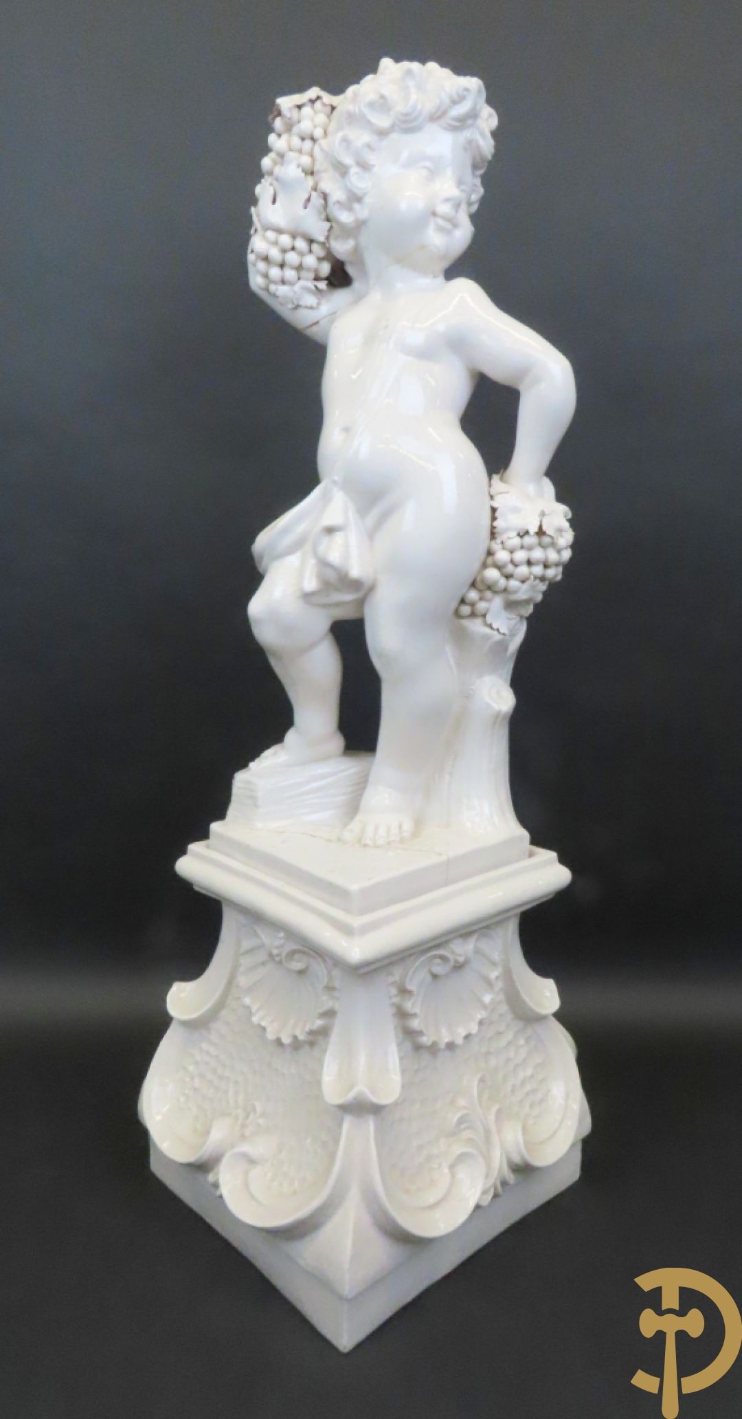 Engel met druiventrossen in Italiaanse majolica op sokkel