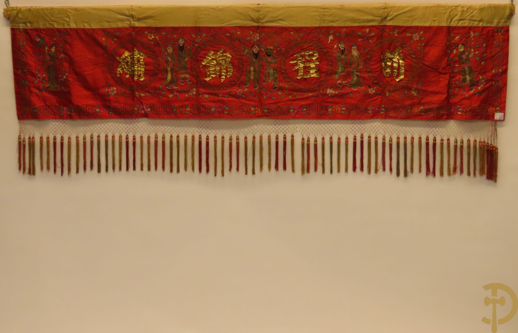 Aziatisch textielfragment met handgeweven figuren en tekens