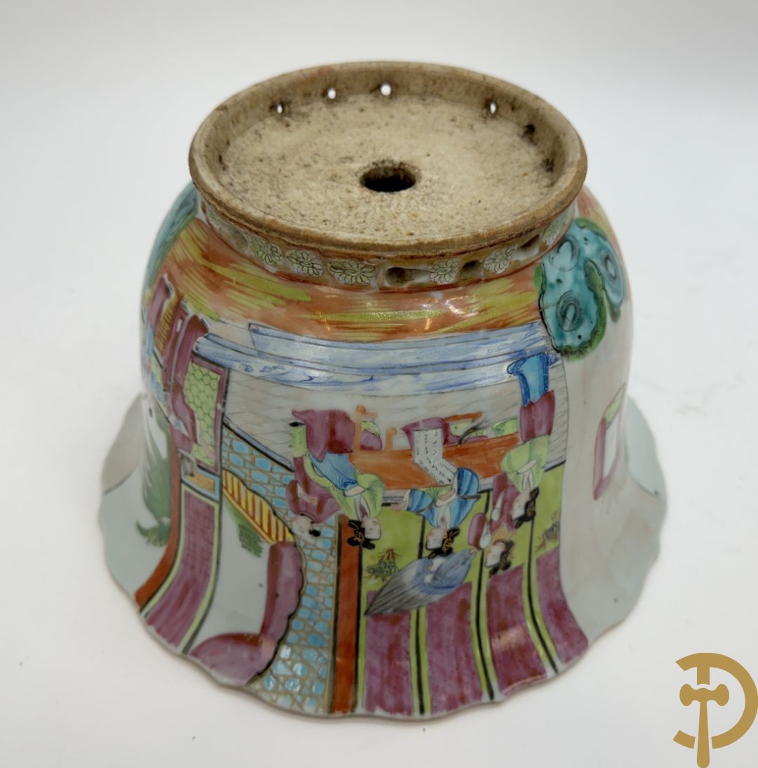 Paar Chinese porseleinen Kanton cachepots met geanimeerd decor