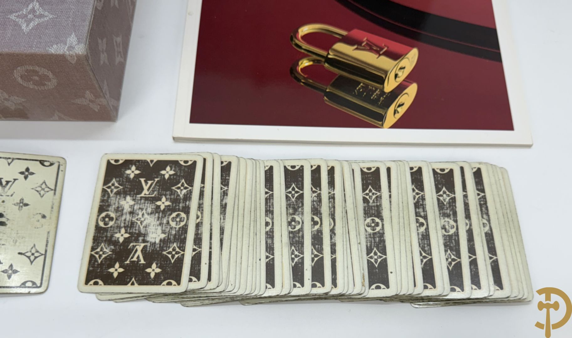 Boek Louis Vuitton, 100 Malles de Legende, door Pierre Leonforte, Editions de la Martinière + Louis Vuitton boekje + zakken Louis Vuitton + 2 kaartspellen Louis Vuitton