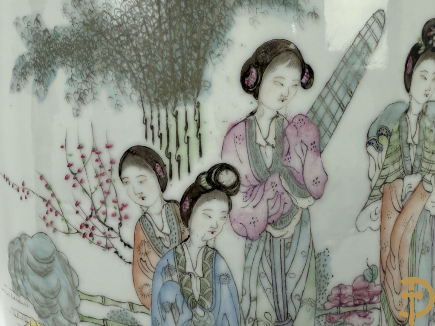 Paar Chinese porseleinen vazen met decor van dames in landschap