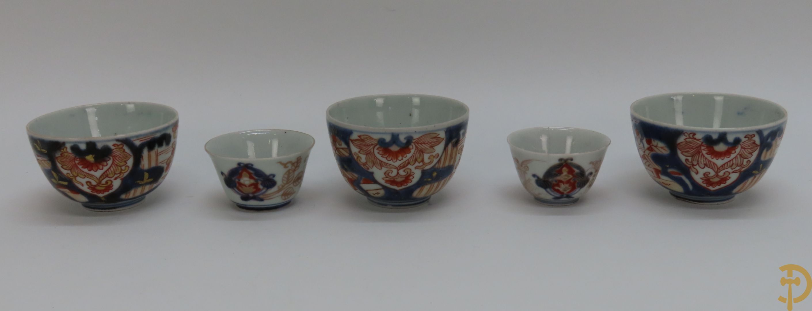 Japanse Imari olie- en azijnfles + 5 Imari kopjes en 3 schoteltjes + Kendi