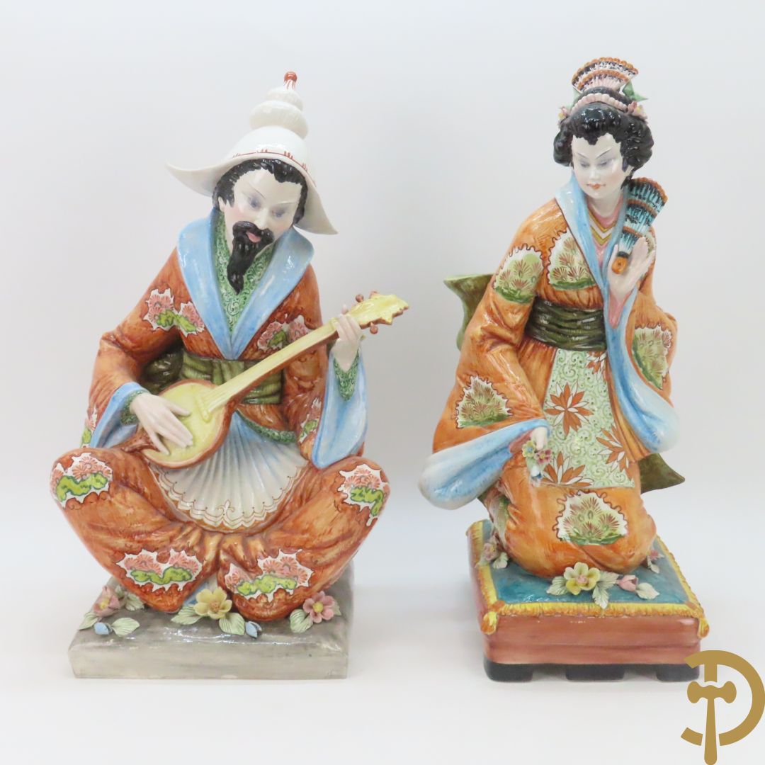 Twee Italiaanse beelden van oosterse dame met bloemen, getekend achteraan Polouioto en oosterse man met snaarinstrument in meerkleurige faience