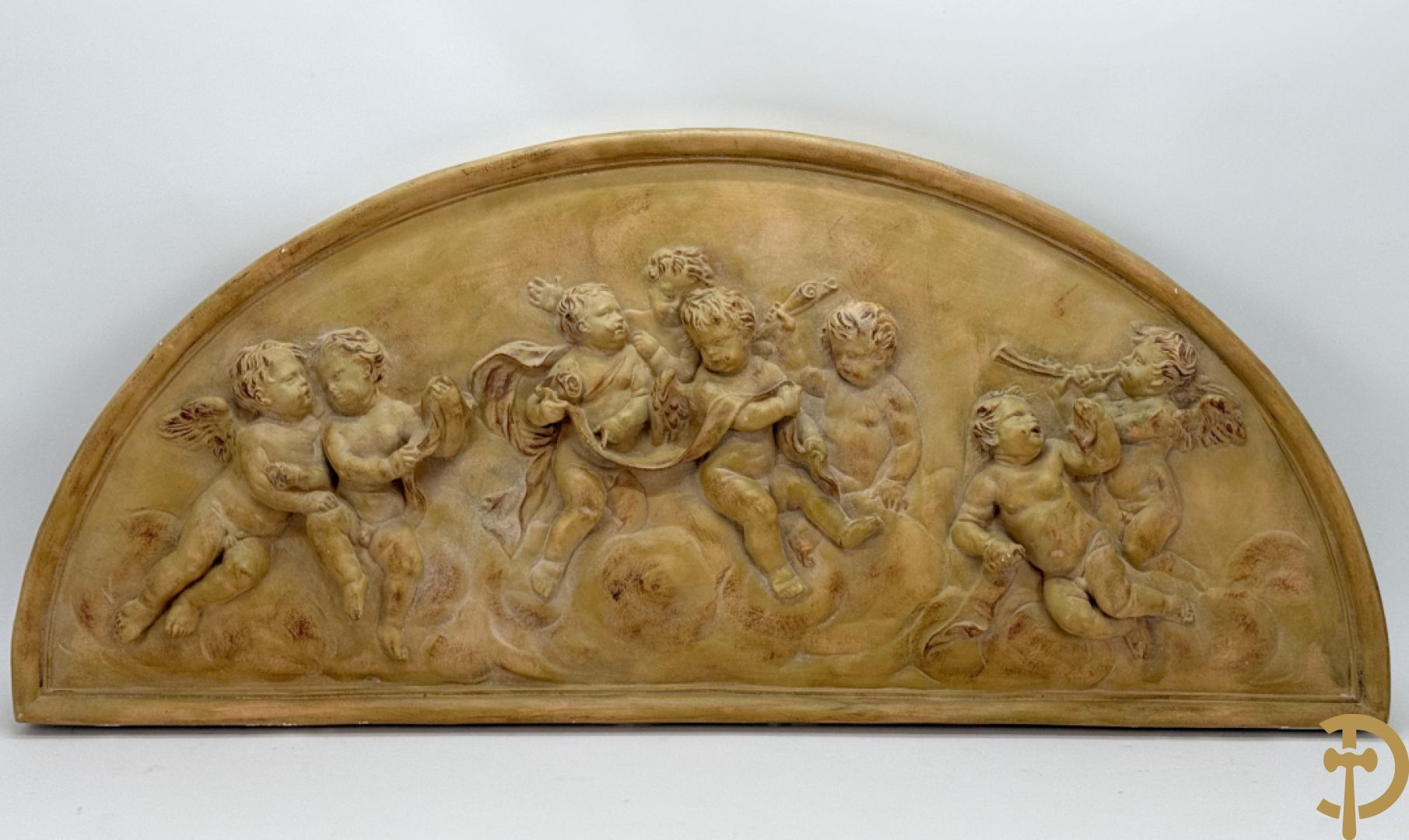 Halve maanvormig basrelief in terra cotta met romantisch decor van musicerende en spelende cupido