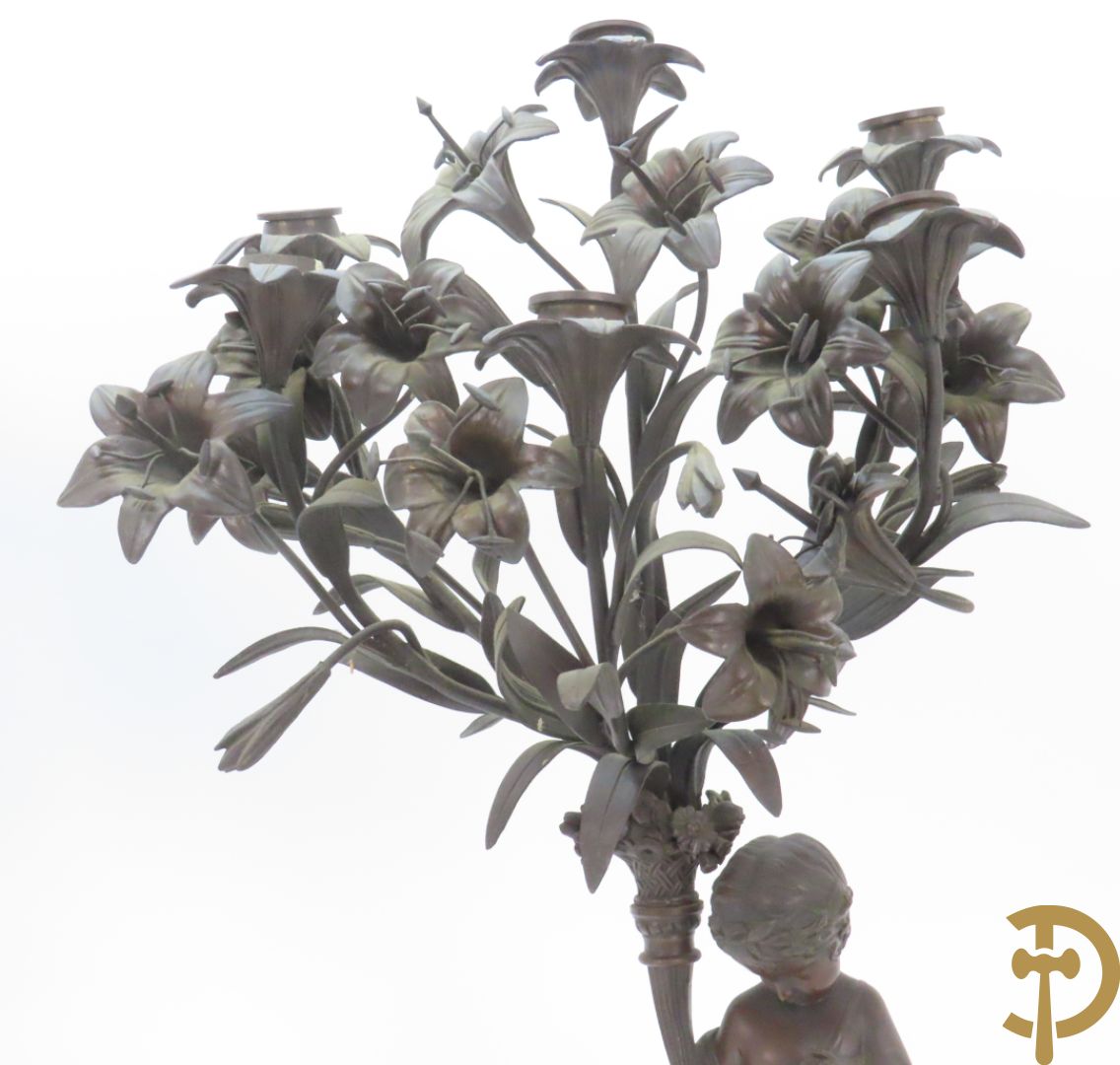 CLODION getekend - Paar elegante bronzen dames met tambour en fruit, geflankeerde door jonge faune, op marmeren klokstel - opgebouwd als garnituur met 2 kandelaars met bronzen kindjes dragende een toorts met bloemen en kaarsen