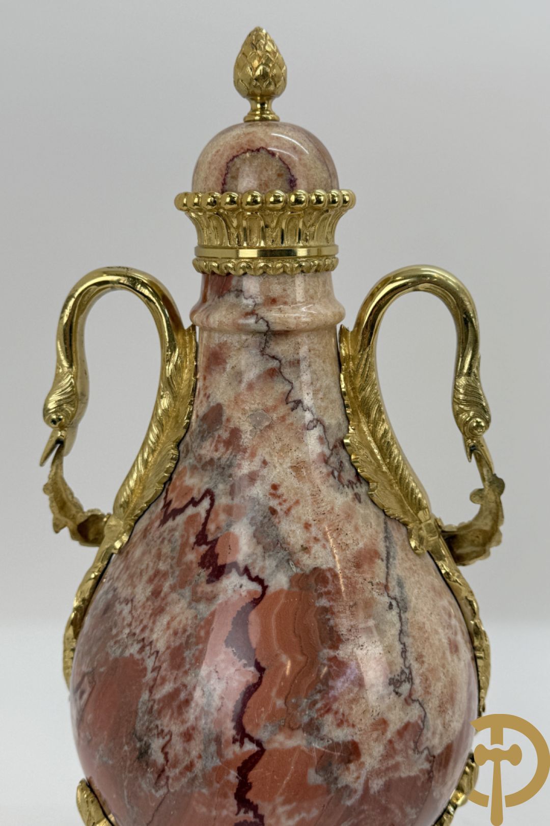 Paar marmeren cassolettes met zwanehalzen en guirlandes