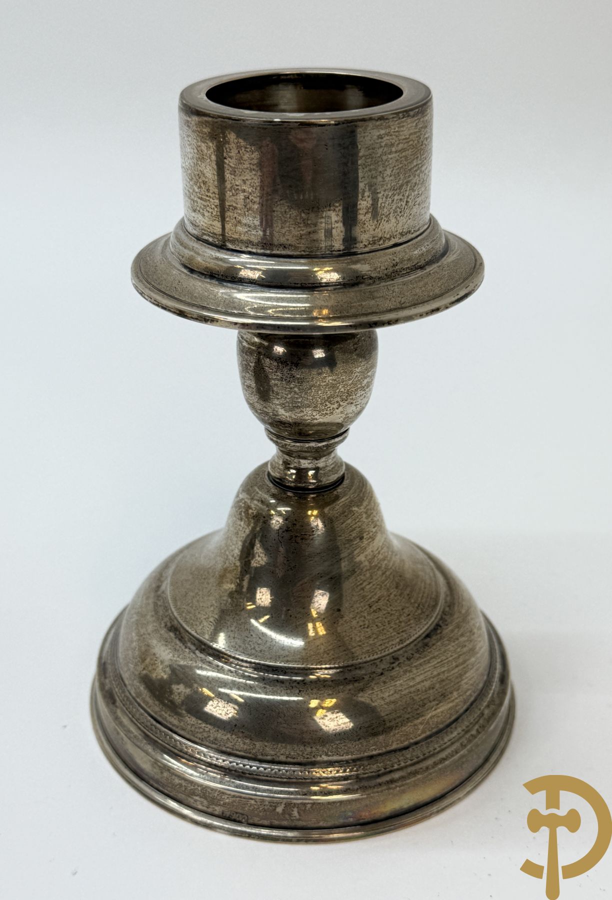 Massief zilveren kandelaar als lampadaire, 835 gemerkt, bezet met accanthusranken + 2 kleine massief zilveren kandelaars