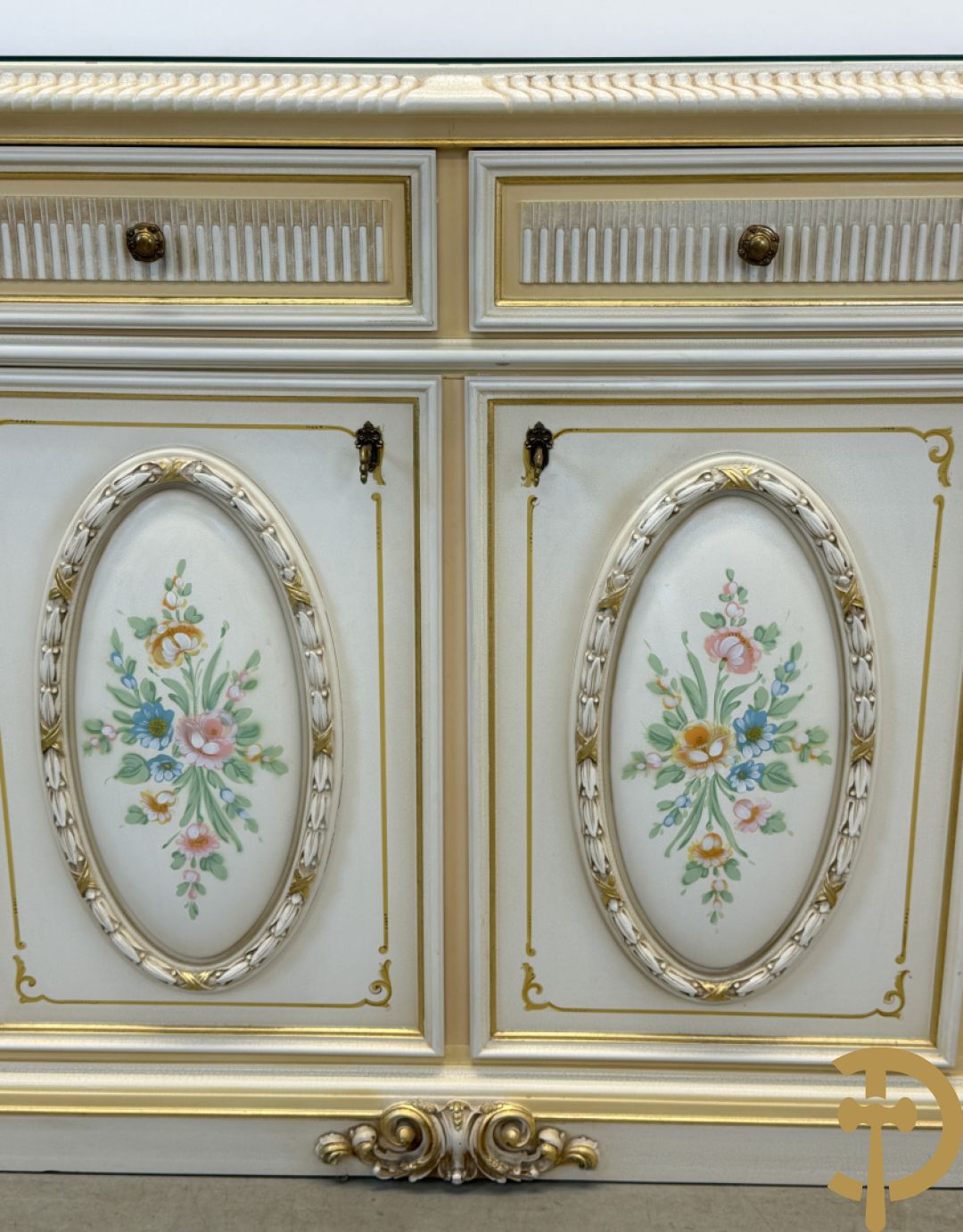 Italiaanse eetkamer met beschilderd bloemenmotief bestaande uit vierdeursdressoir met beschilderde bloemenmotieven, accanthusranken en glazen blad, tafel op gesculpteerde poten en 6 stoelen