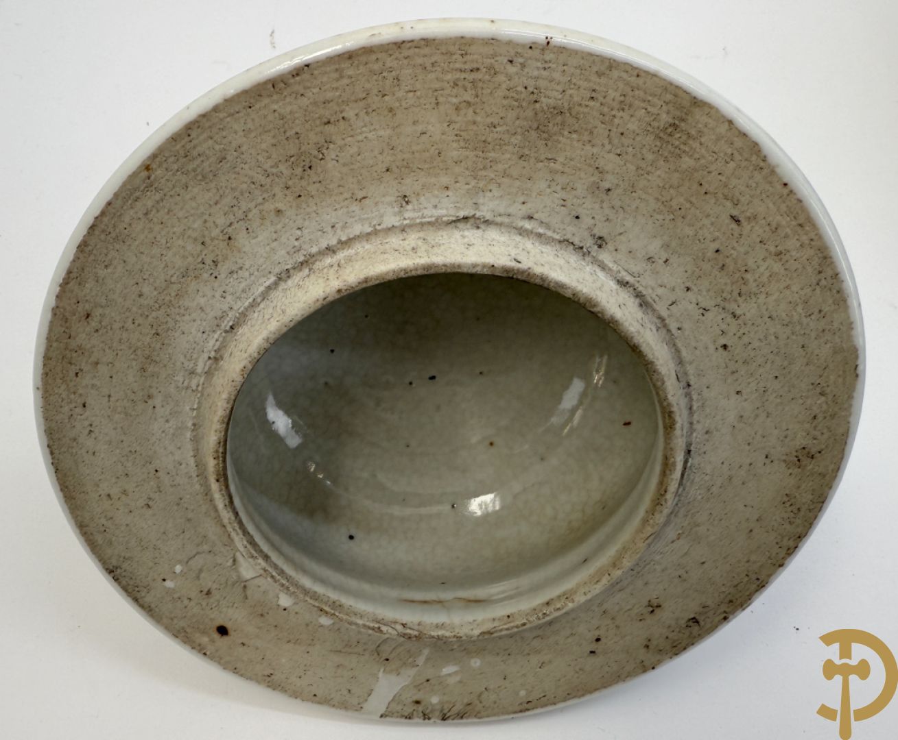 Paar Chinese dekselpotiches in blauw wit porselein met bloemendecor en accanthusranken