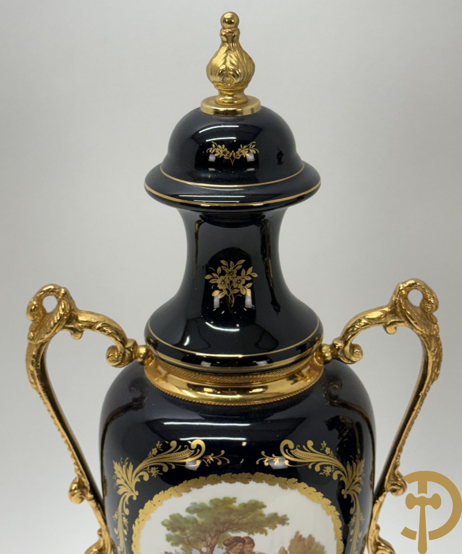 Paar kobaltblauwe siervazen met romantisch decalcomanie decor bezet met bronzen armen