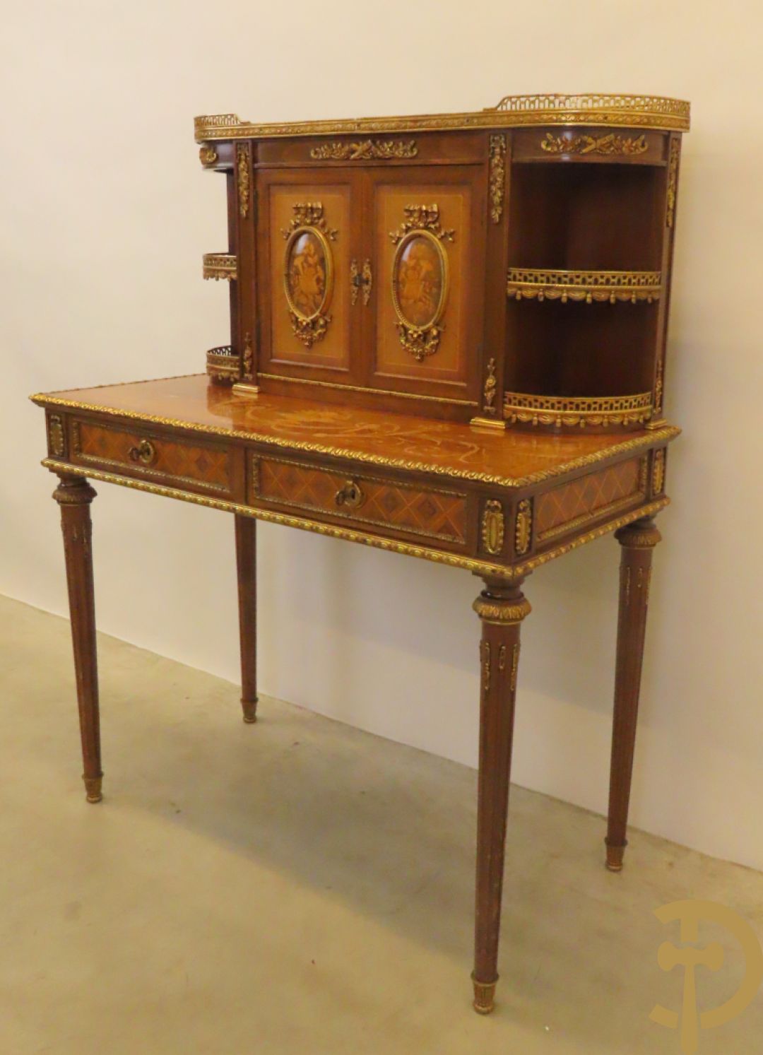 Notelaren tweedelig  kabinet met 2 lades en 2 deuren op hoge poten, gemarketteerd en bezet met bronsbeslag