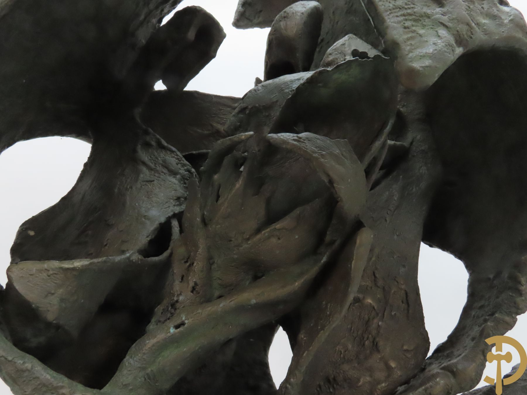 LAMPENS Mark getekend op arduinene sokkel - Kegelvormige bronssculptuur met grillig rolwerk