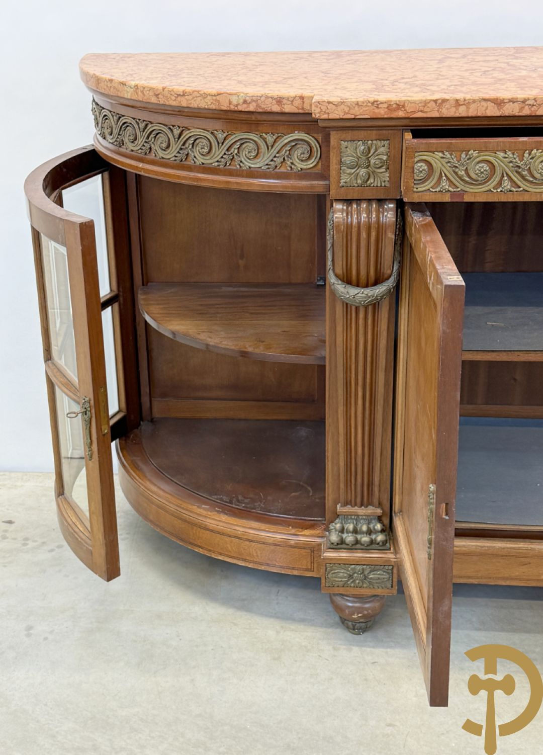 Art deco Decoene vierdeursdressoir in notelaar fineer met gebogen beglaasde deuren opzij en bezet met bronzen ornamenten - bovenaan met marmeren blad