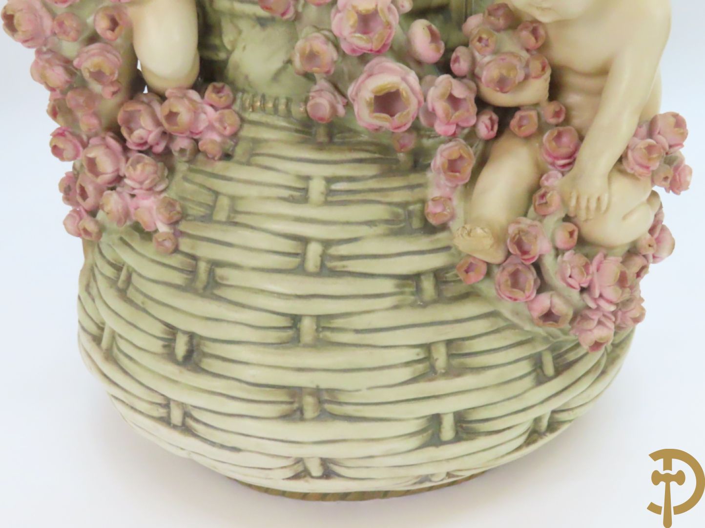 Paar meerkleurige faience vazen,  Austria gemerkt, met cupido