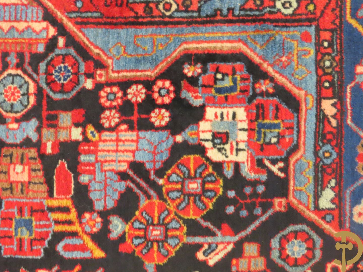 Handgeknoopt oosters tapijt met decor van bloemen in amfoor