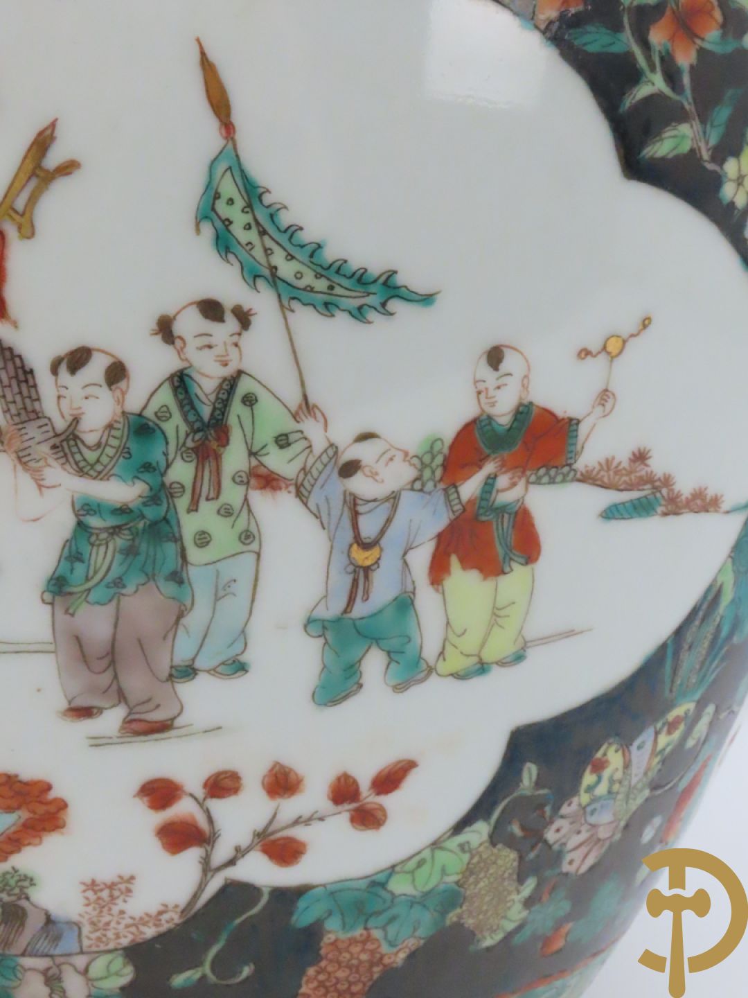 Chinese porseleinen cachepot met geanimeerd decor op zwarte fond met bloemen
