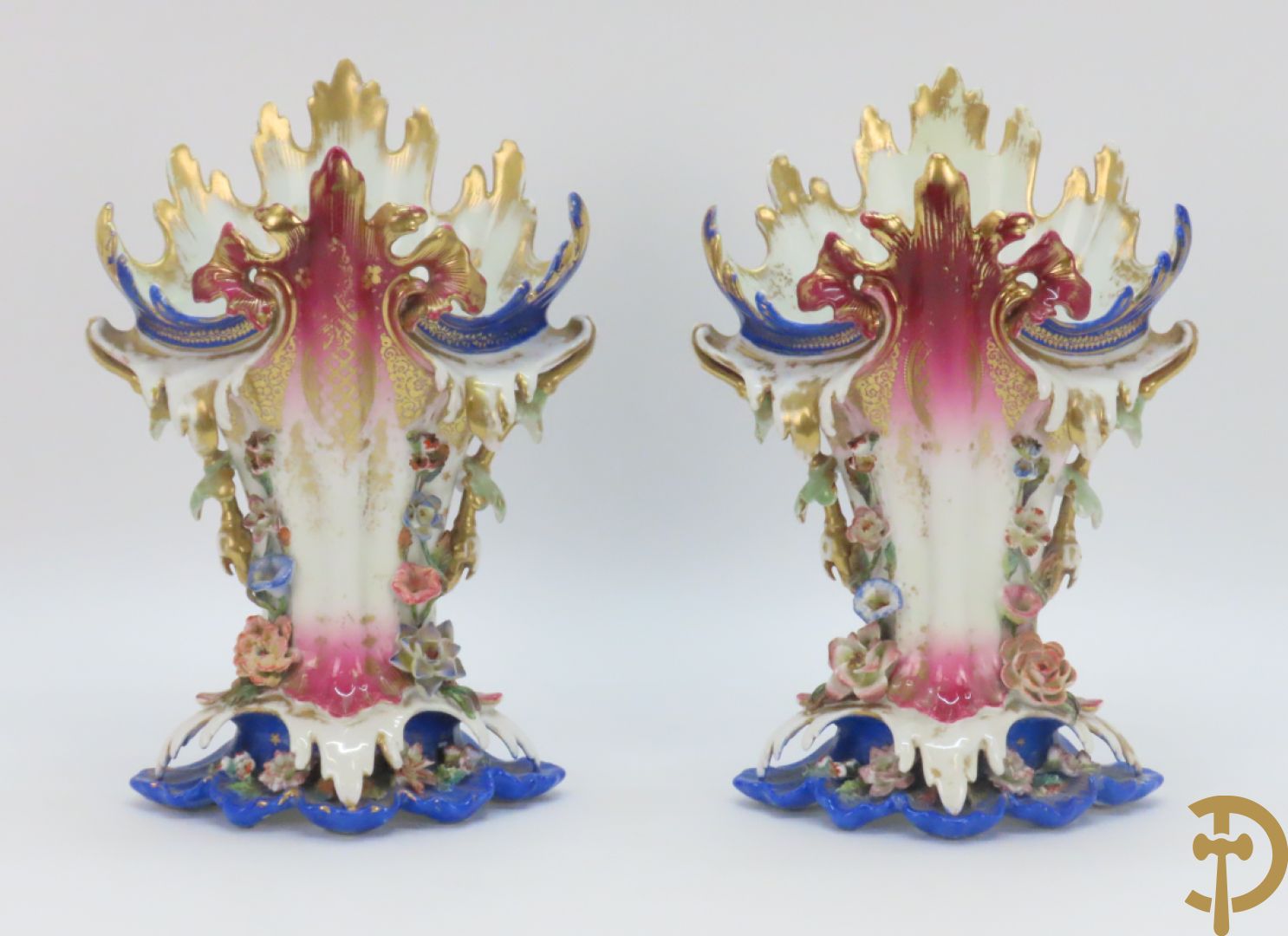 Paar Vieux Paris cornetvazen met rocailles, 19e