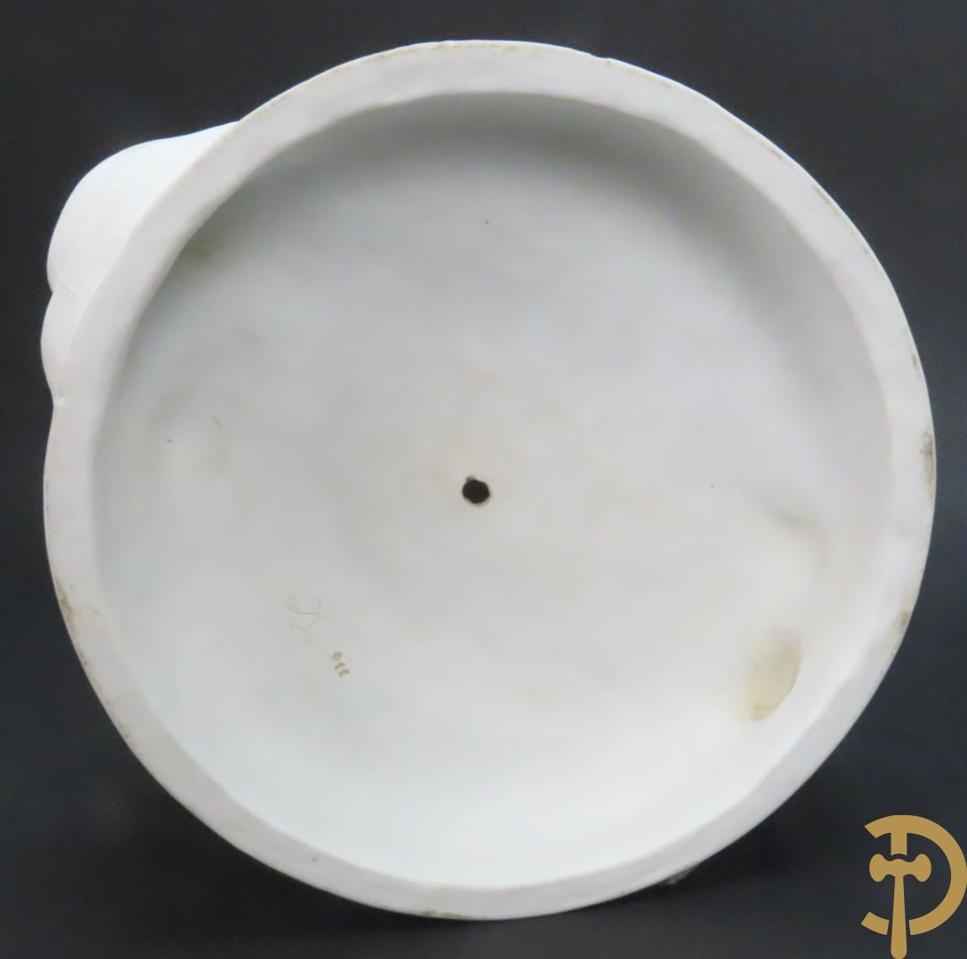 Porseleinen sierbeeld met 4 naakte dames en cupido bezet met bloemenkransen, Sèvres gemerkt