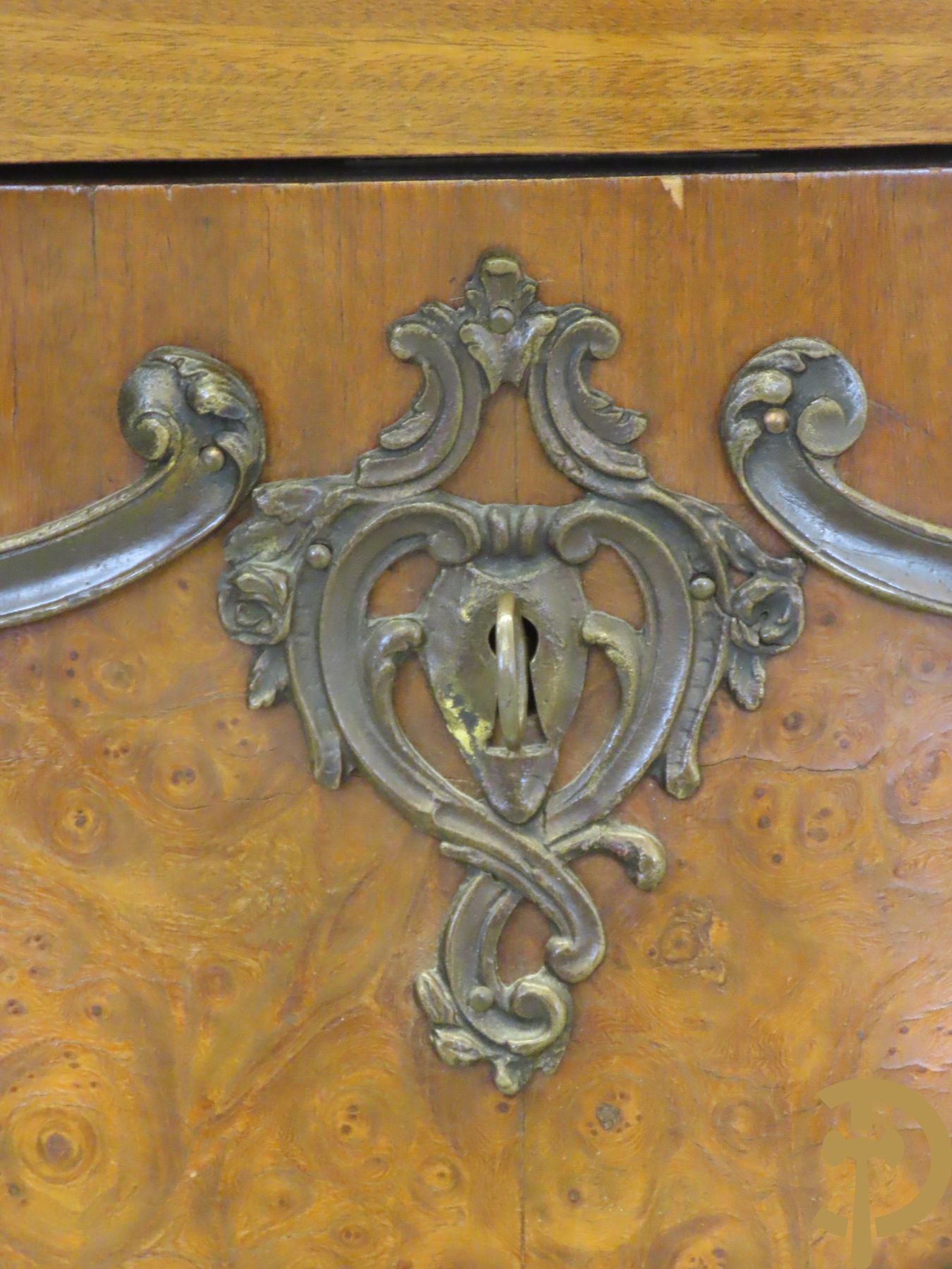 Wortelnotehouten gegalbeerde tweeladencommode met bronzen accanthusranken op lades, bronzen trekkers en dameshoofden opzij